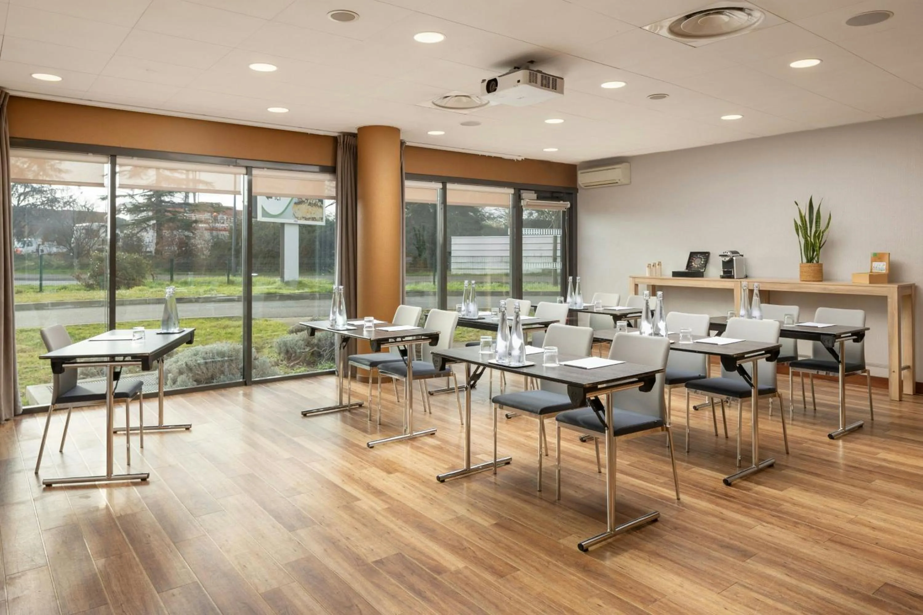 Meeting/conference room in Courtyard by Marriott Toulouse Airport