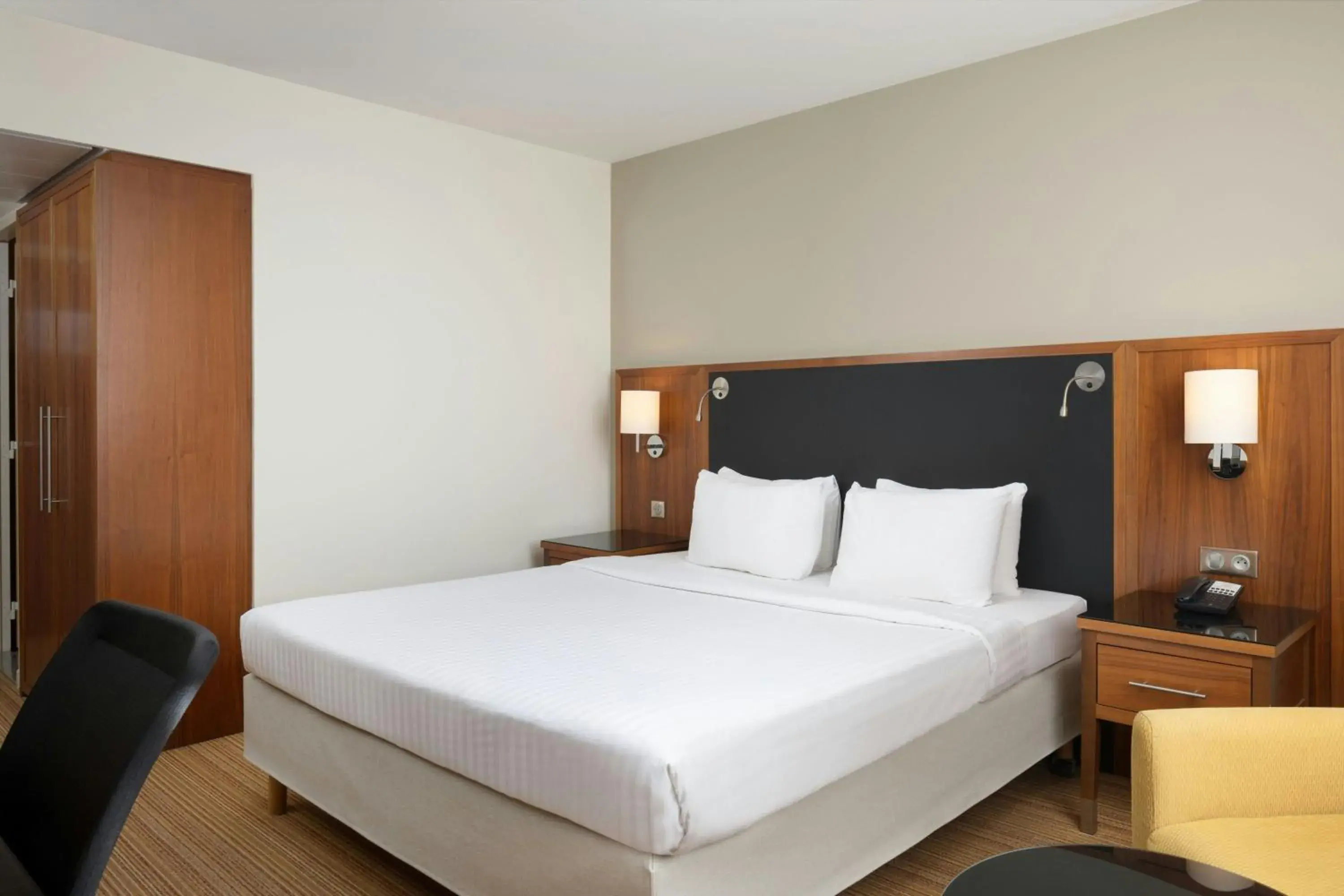 Deluxe King Room in Courtyard by Marriott Toulouse Airport Deluxe King Room in Courtyard by Marriott Toulouse Airport