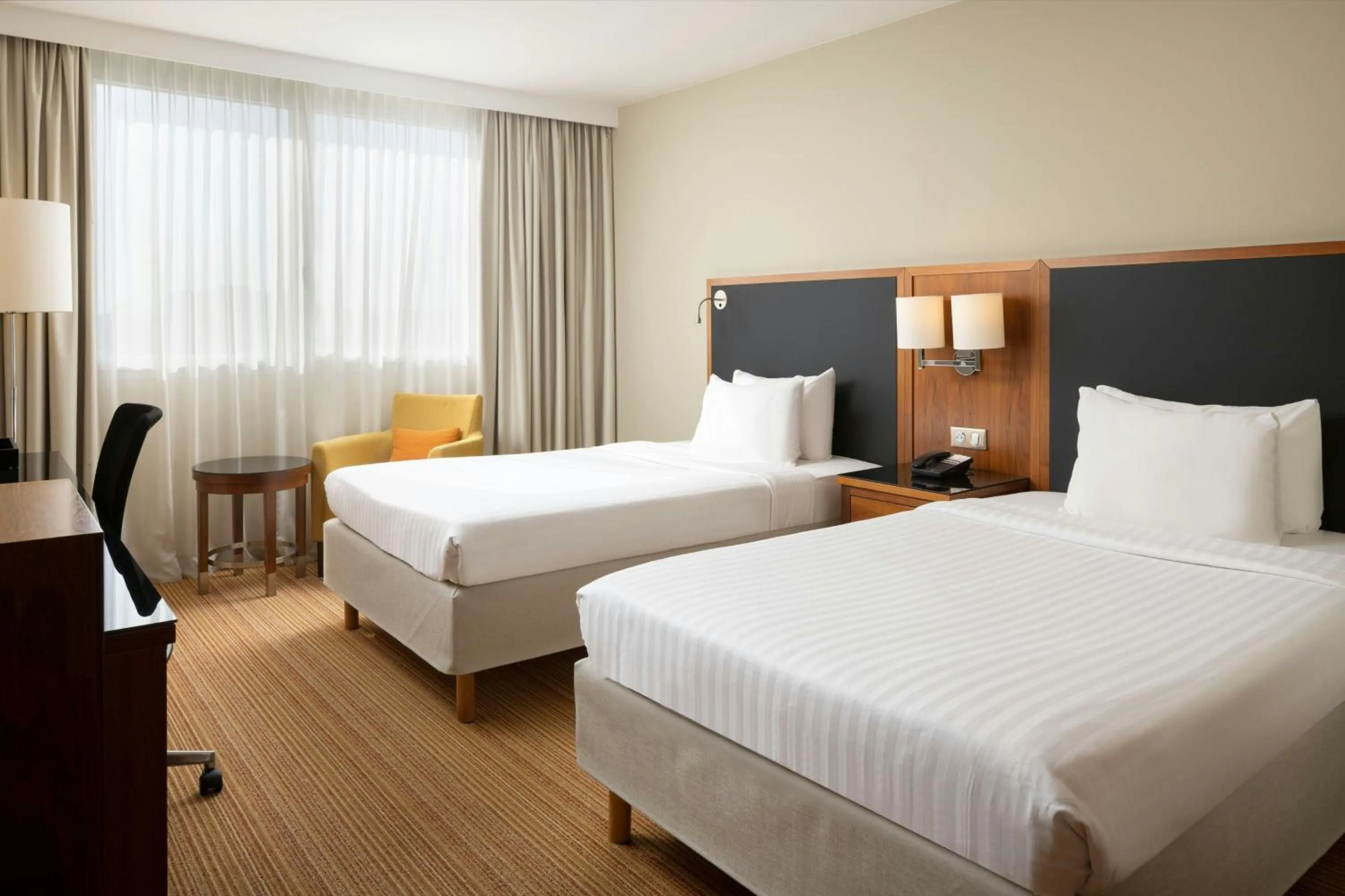 Photo of the whole room, Bed in Courtyard by Marriott Toulouse Airport