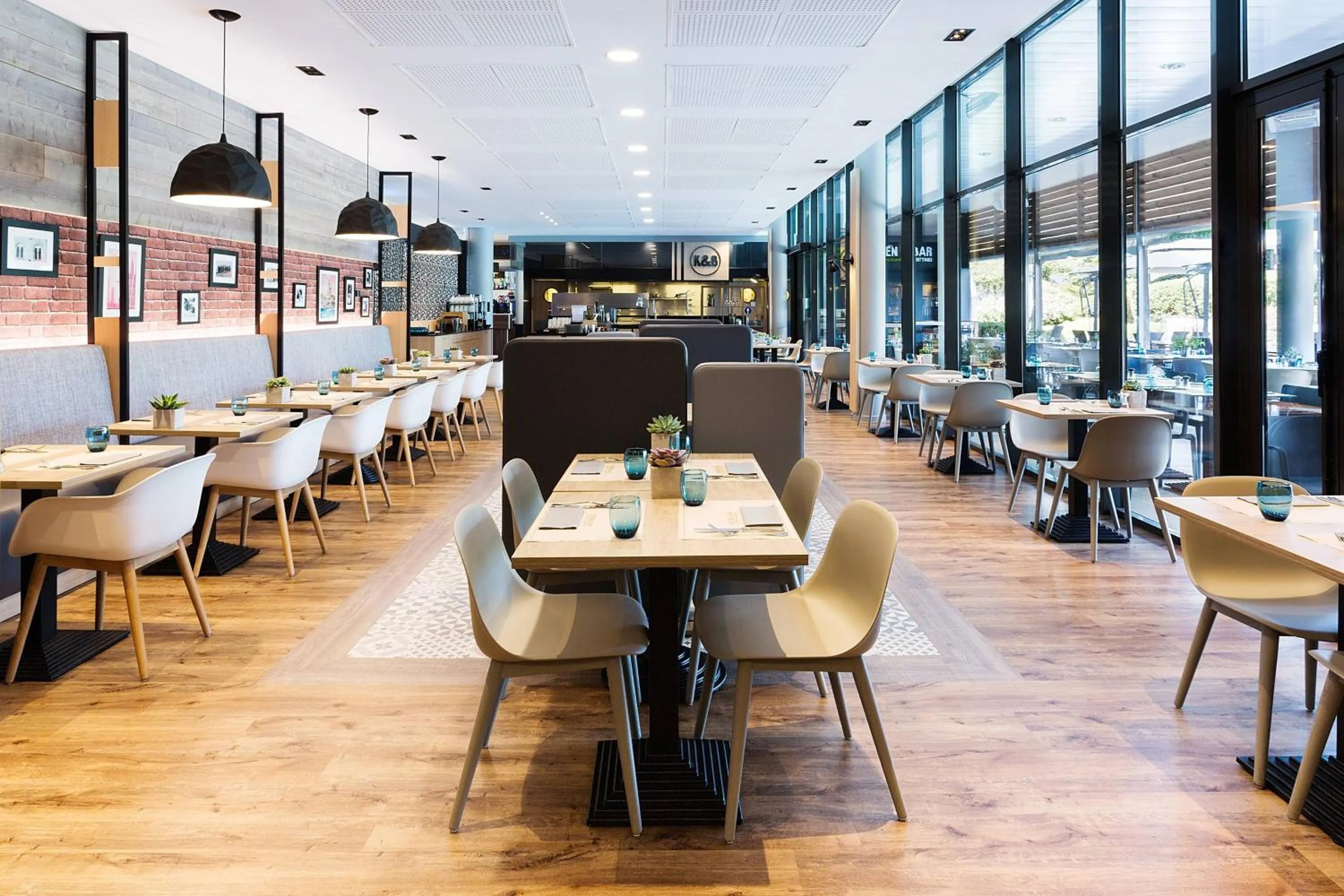 Lounge or bar in Courtyard by Marriott Toulouse Airport