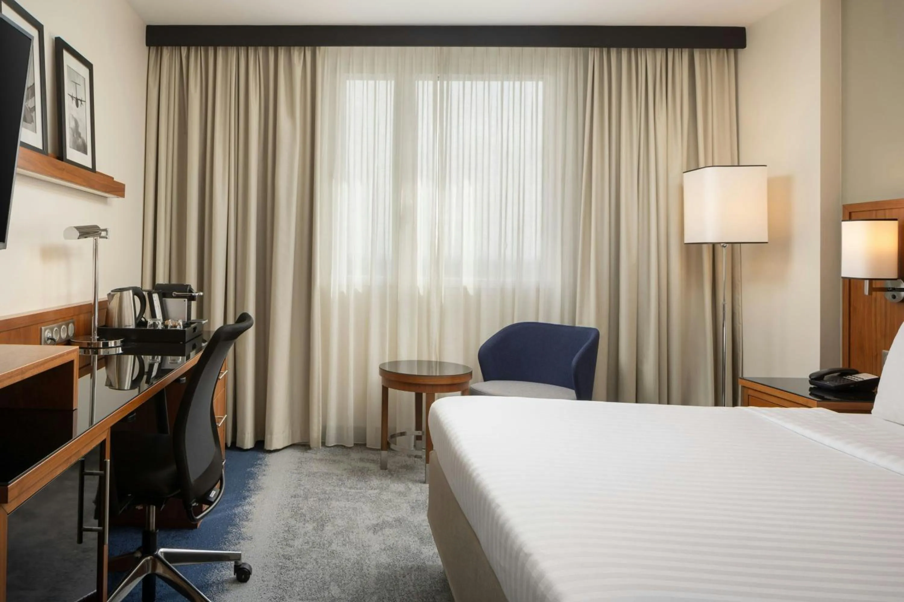 Photo of the whole room, Bed in Courtyard by Marriott Toulouse Airport