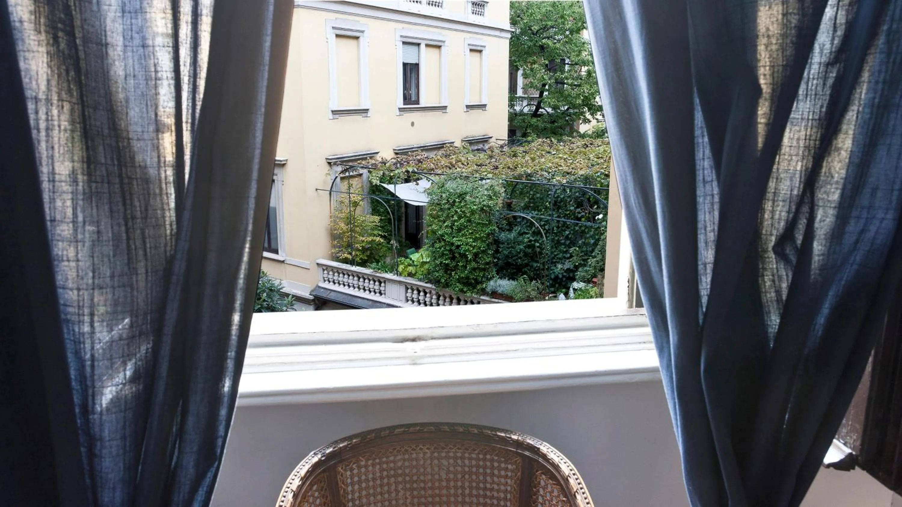 City view in Italianway Easy - Vincenzo Monti 52