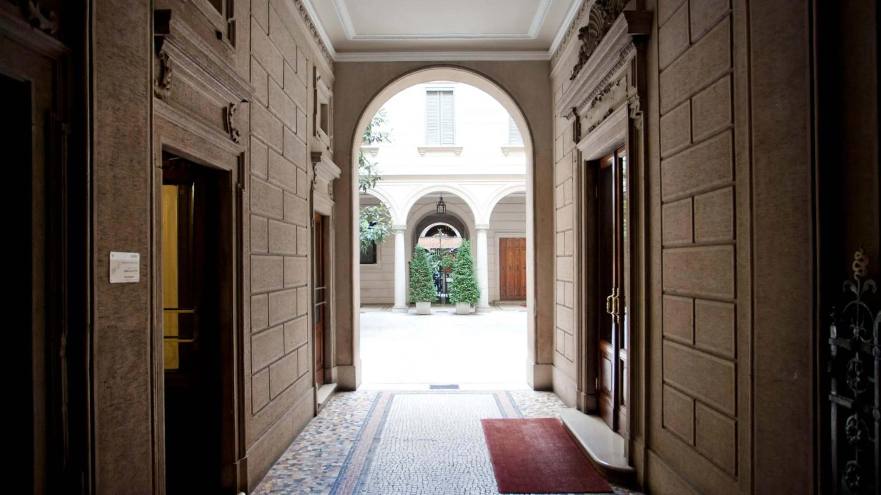 Facade/entrance in Italianway Easy - Vincenzo Monti 52