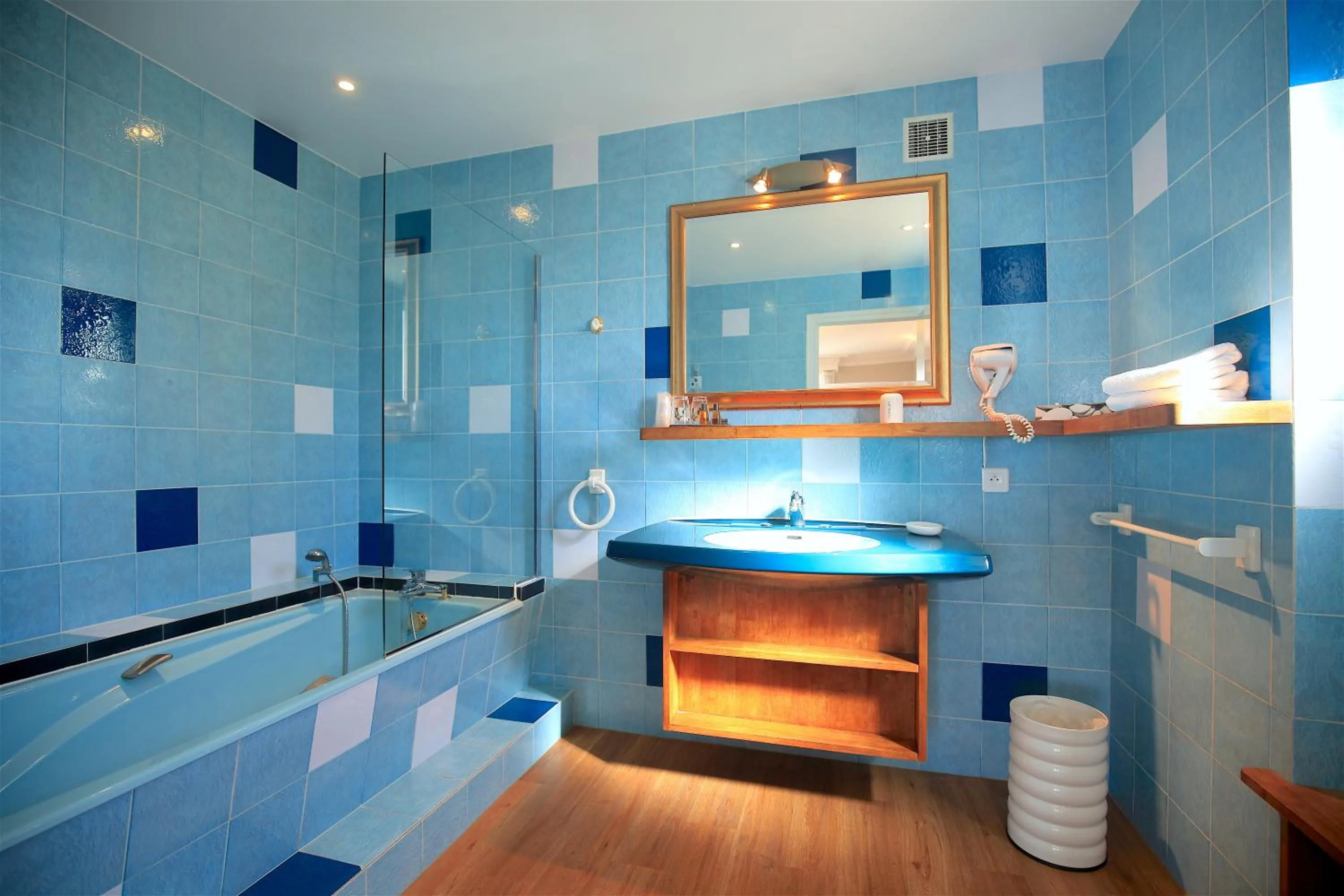 Toilet in Hotel de la Pagézie