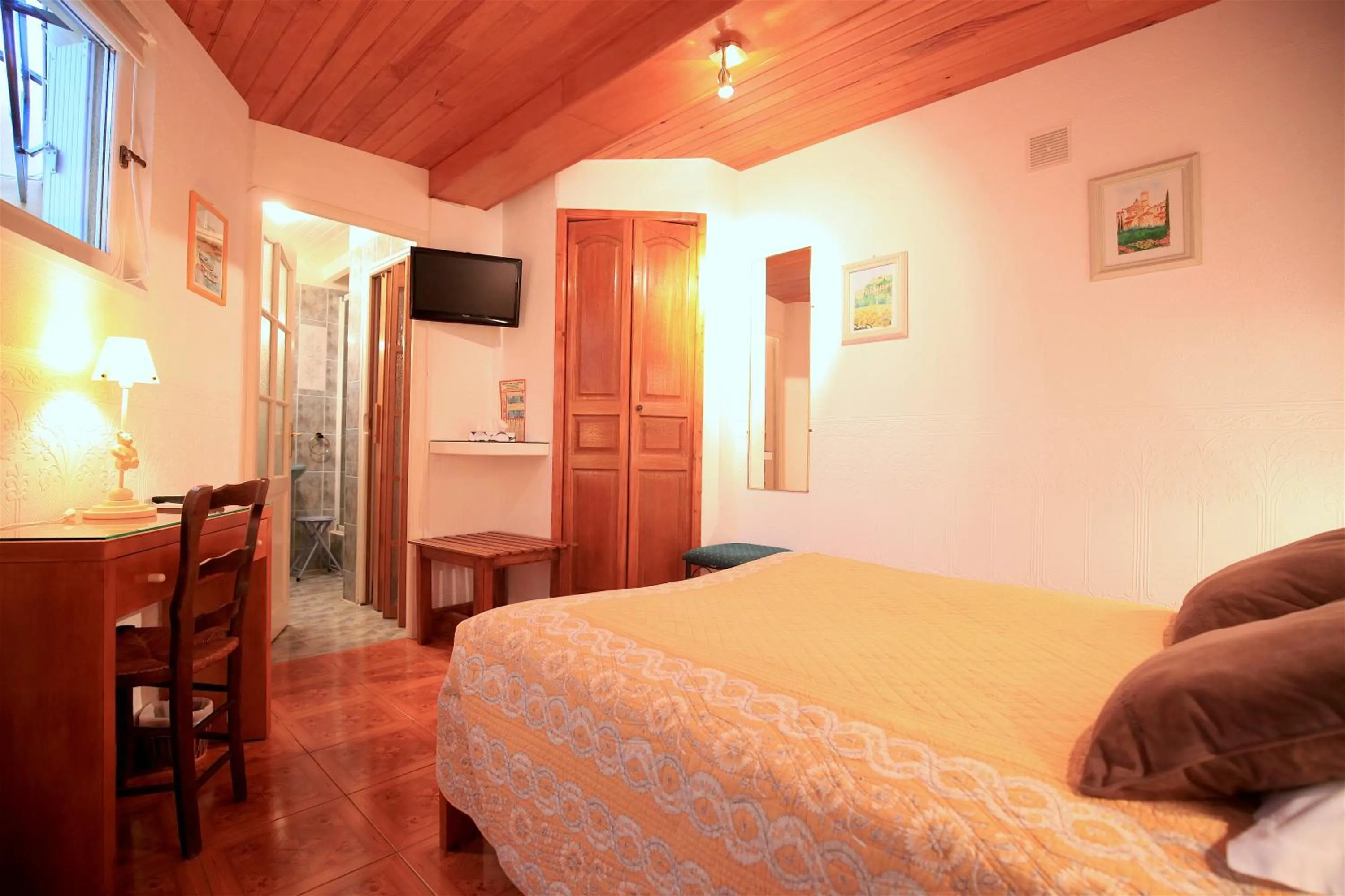 Shower in Hotel de la Pagézie