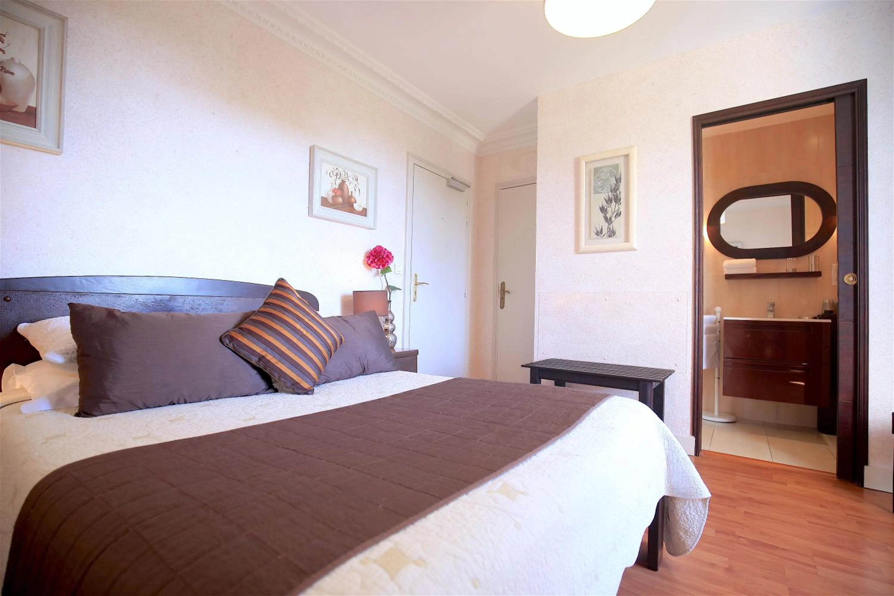 Shower in Hotel de la Pagézie