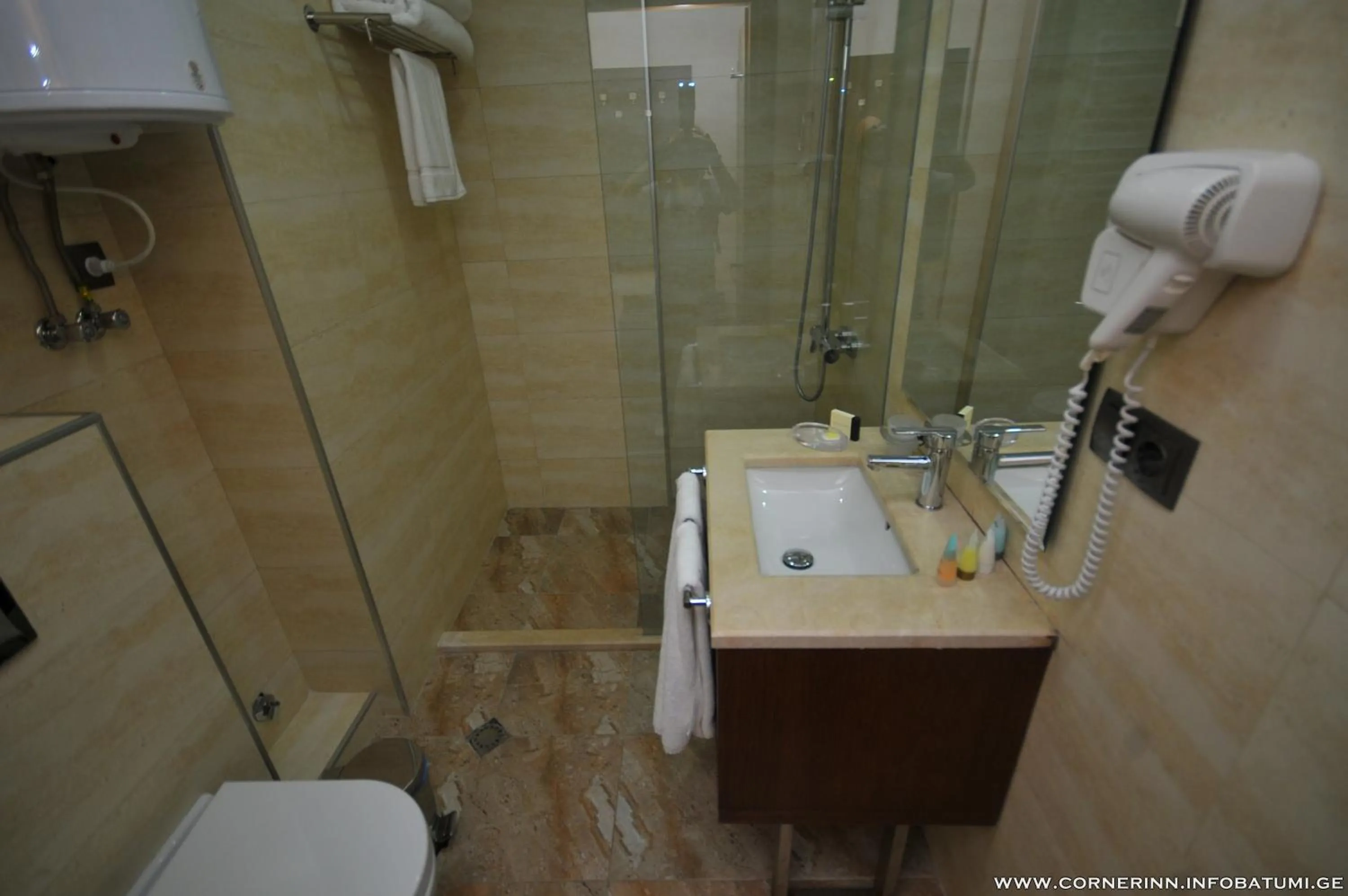 Shower in Hotel Corner Inn