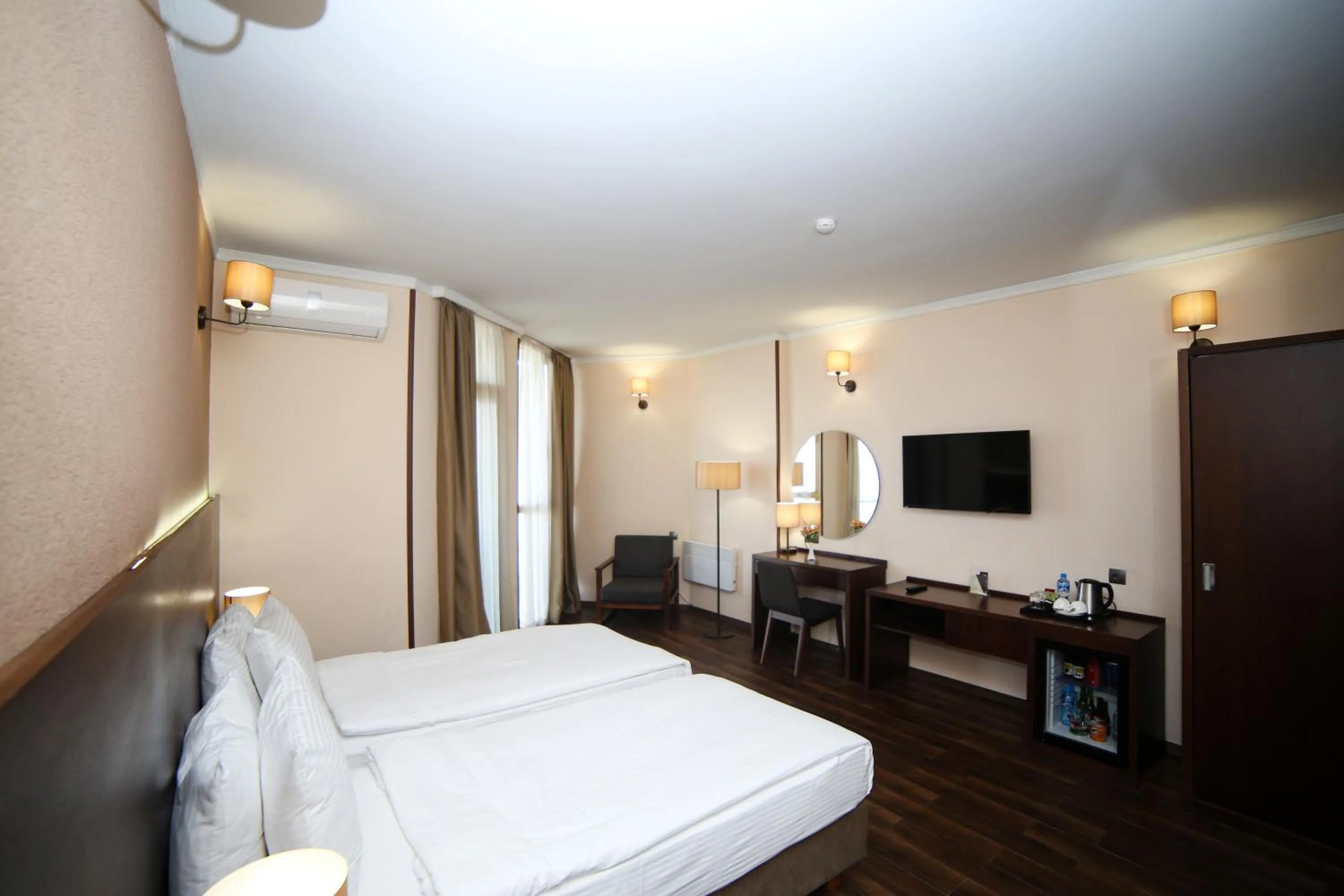 Photo of the whole room, Bed in Hotel Corner Inn