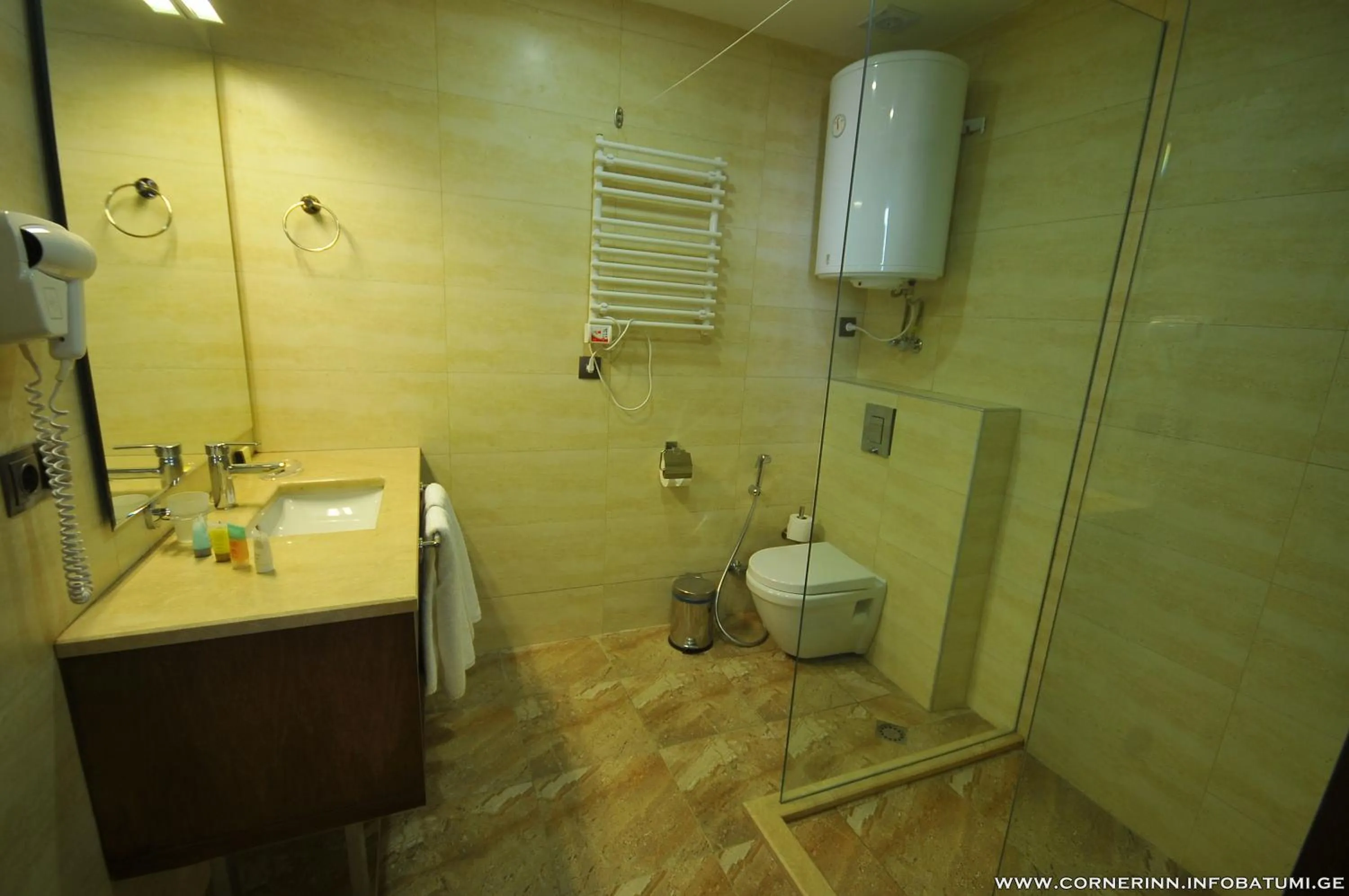 Shower in Hotel Corner Inn