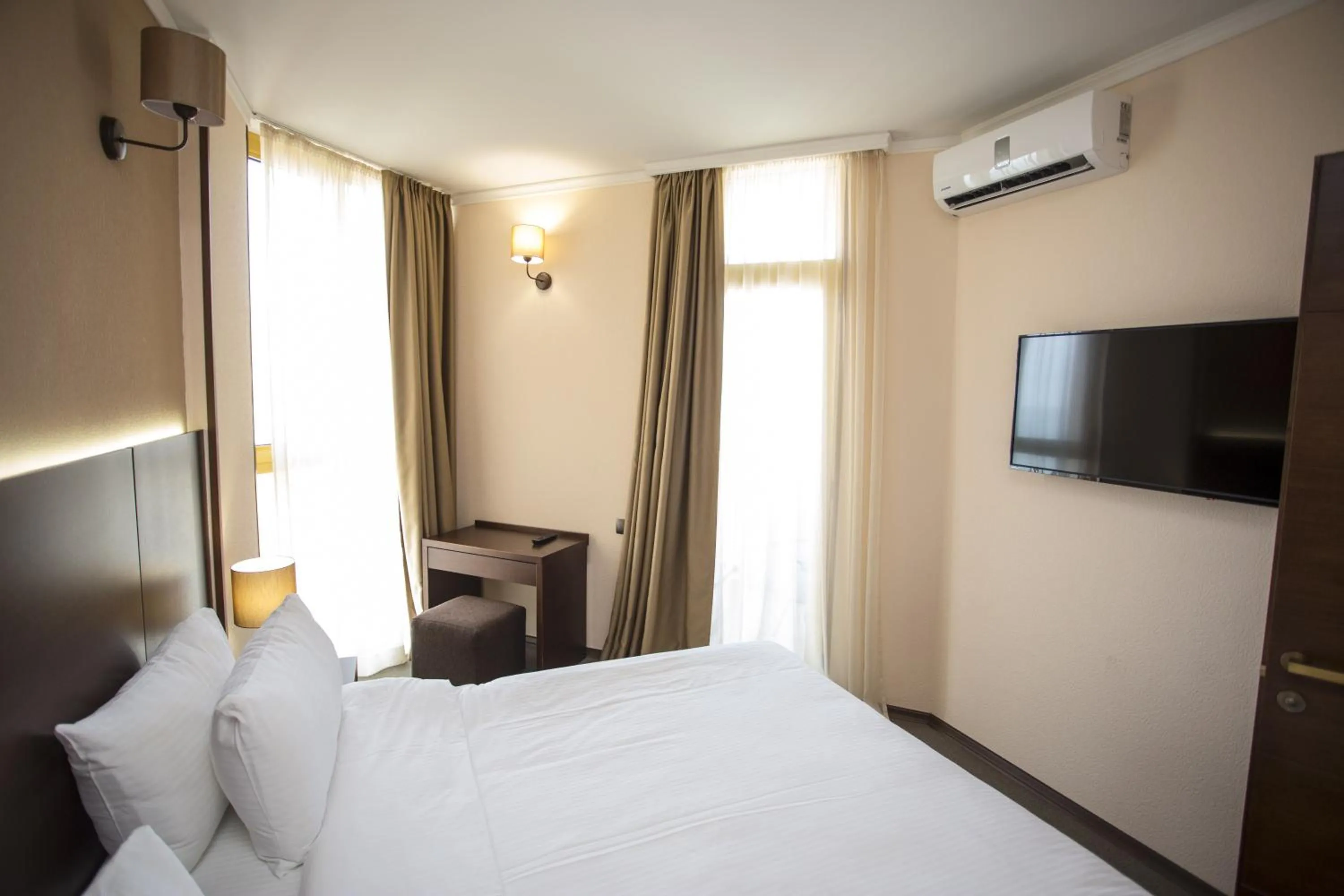 Photo of the whole room, Bed in Hotel Corner Inn