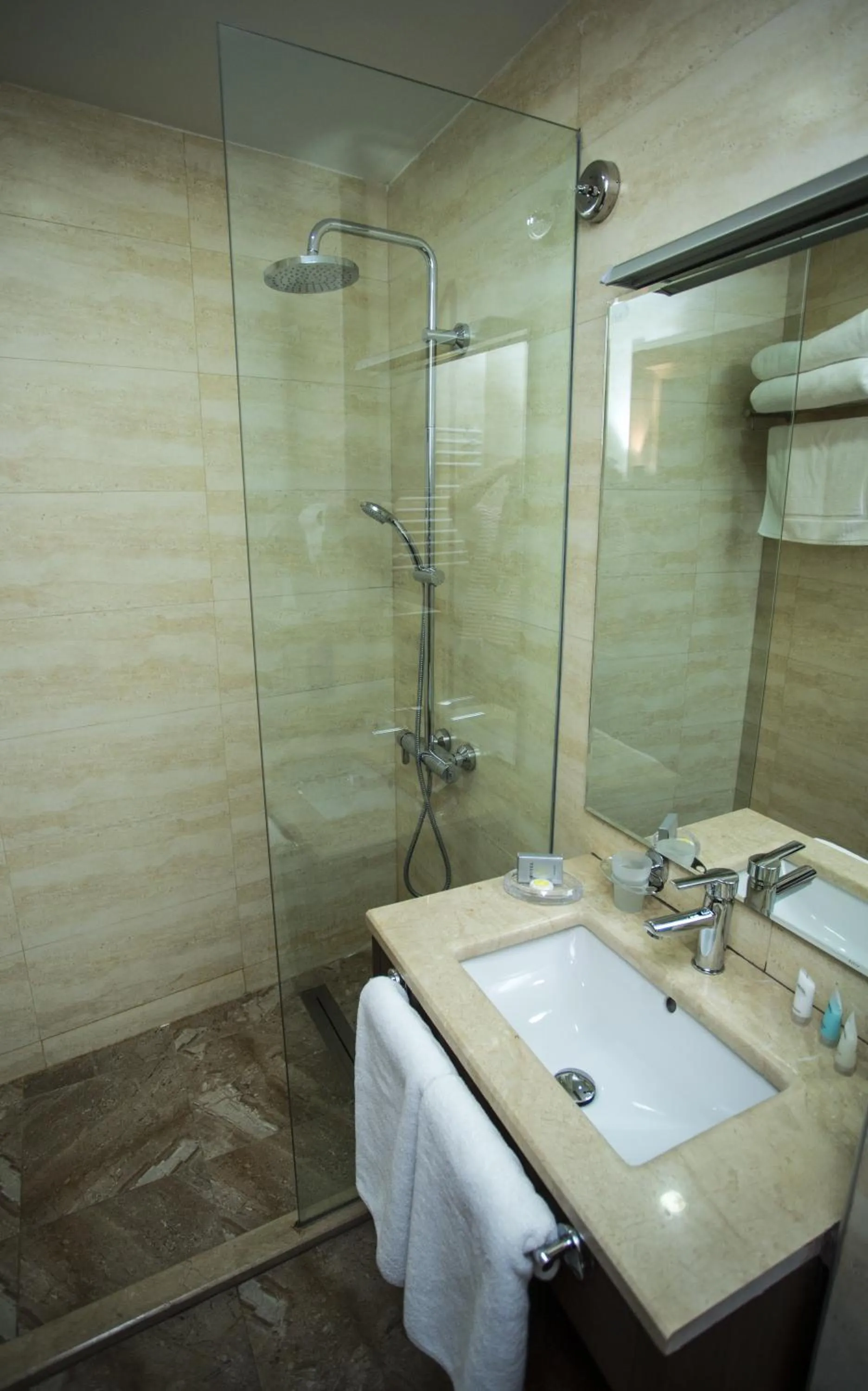 Shower in Hotel Corner Inn