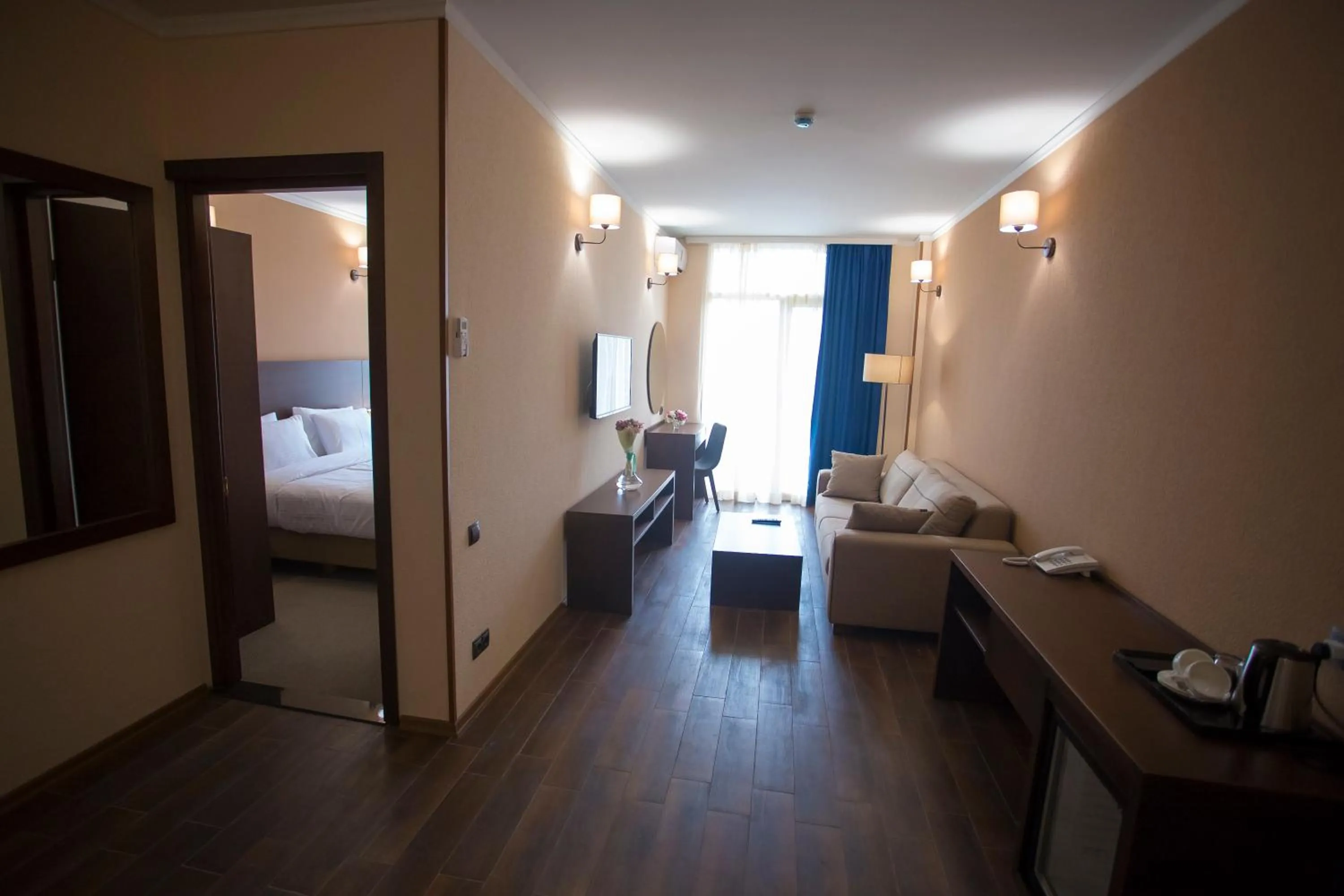 Living room, Bed in Hotel Corner Inn