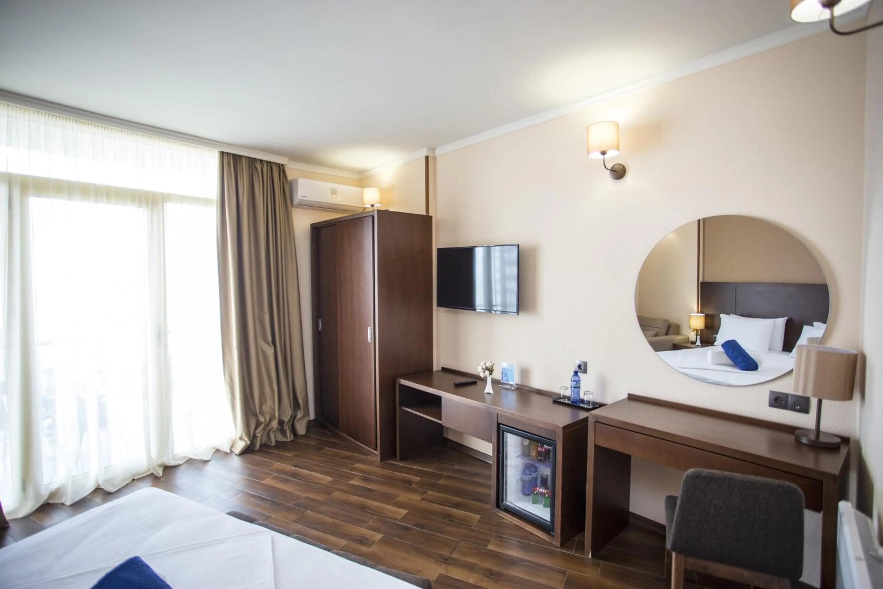 Photo of the whole room, Bed in Hotel Corner Inn