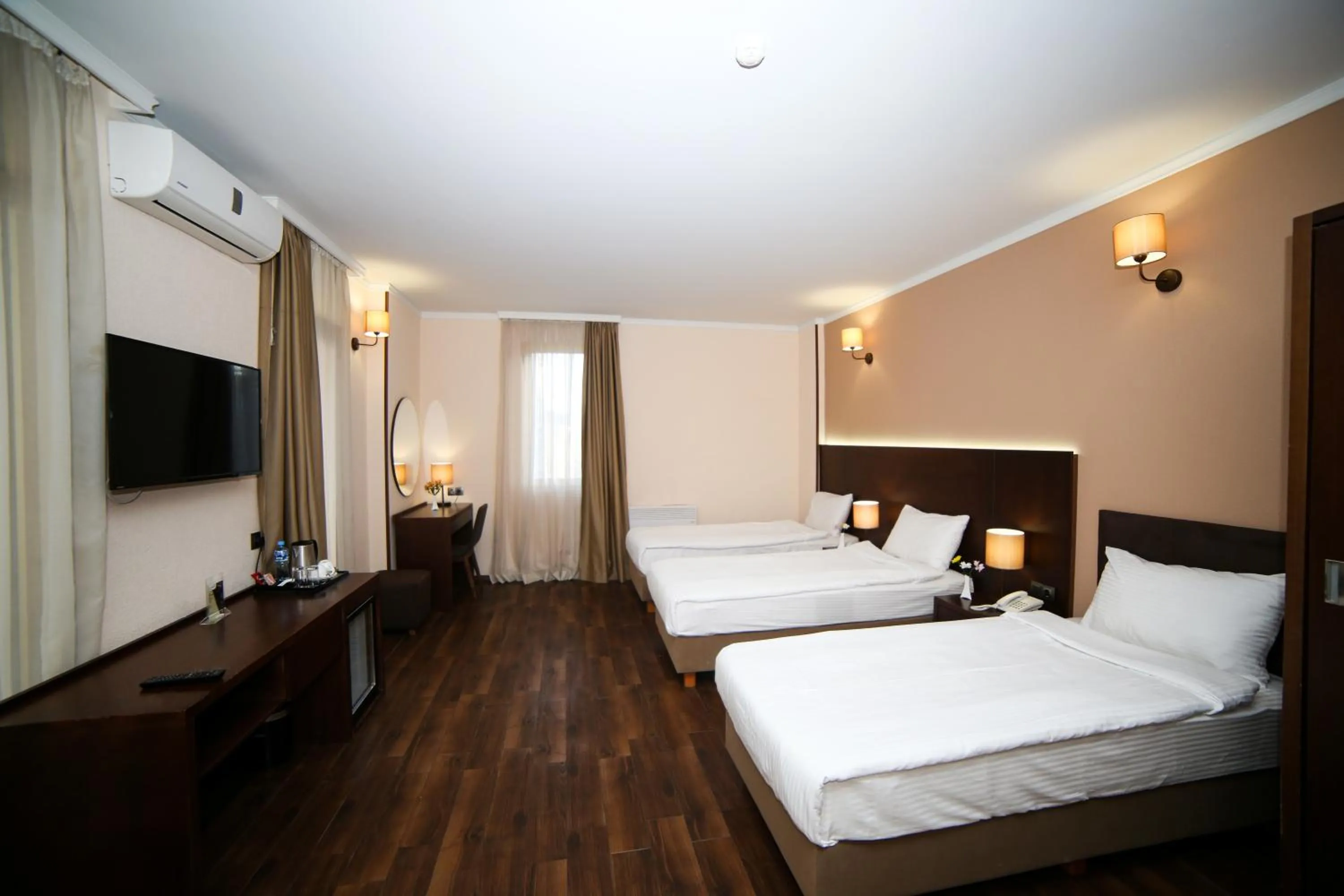 Communal lounge/ TV room, Bed in Hotel Corner Inn