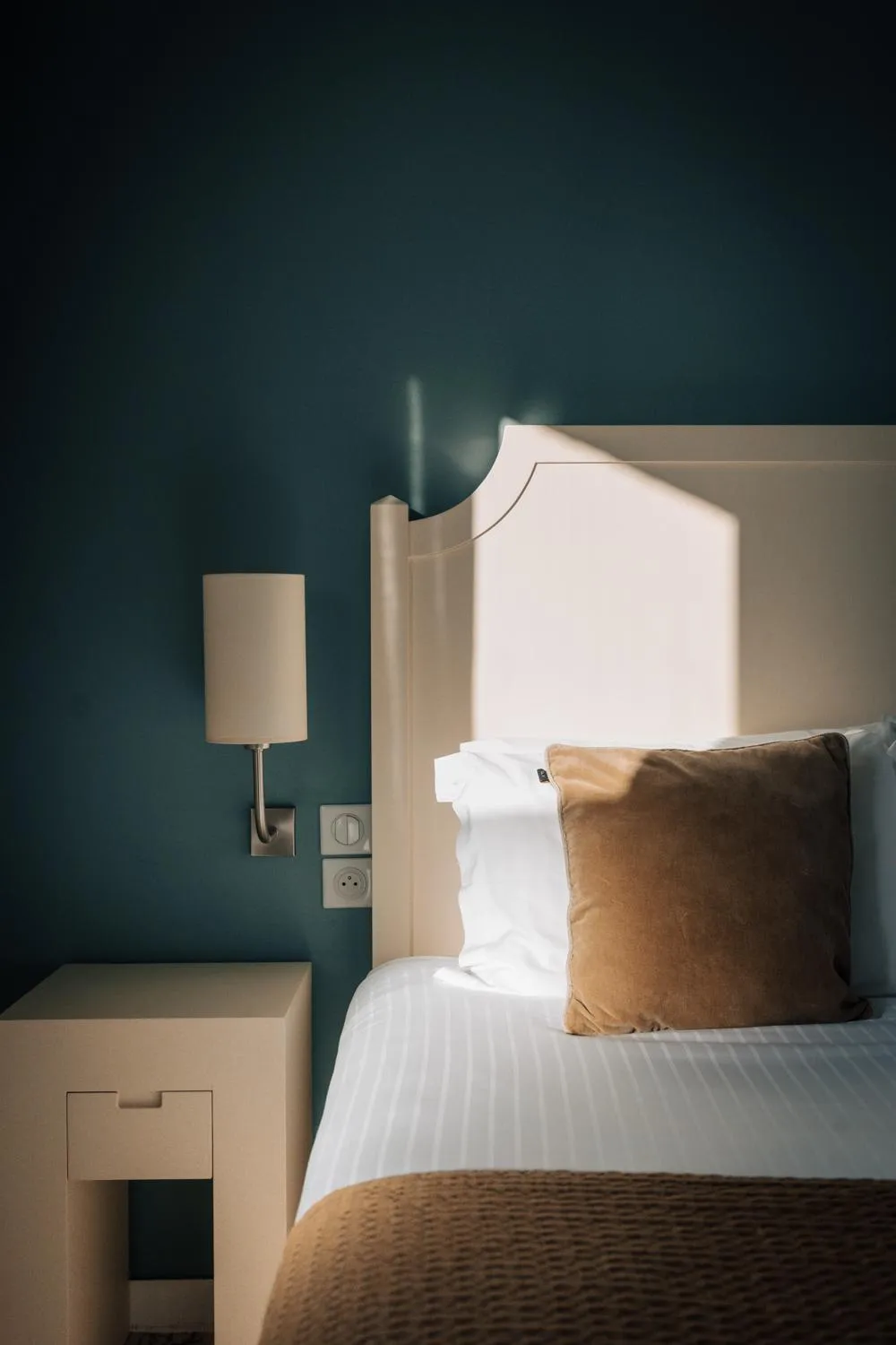 Property building, Bed in Best Western Plus Le Roi Arthur Hôtel & Spa