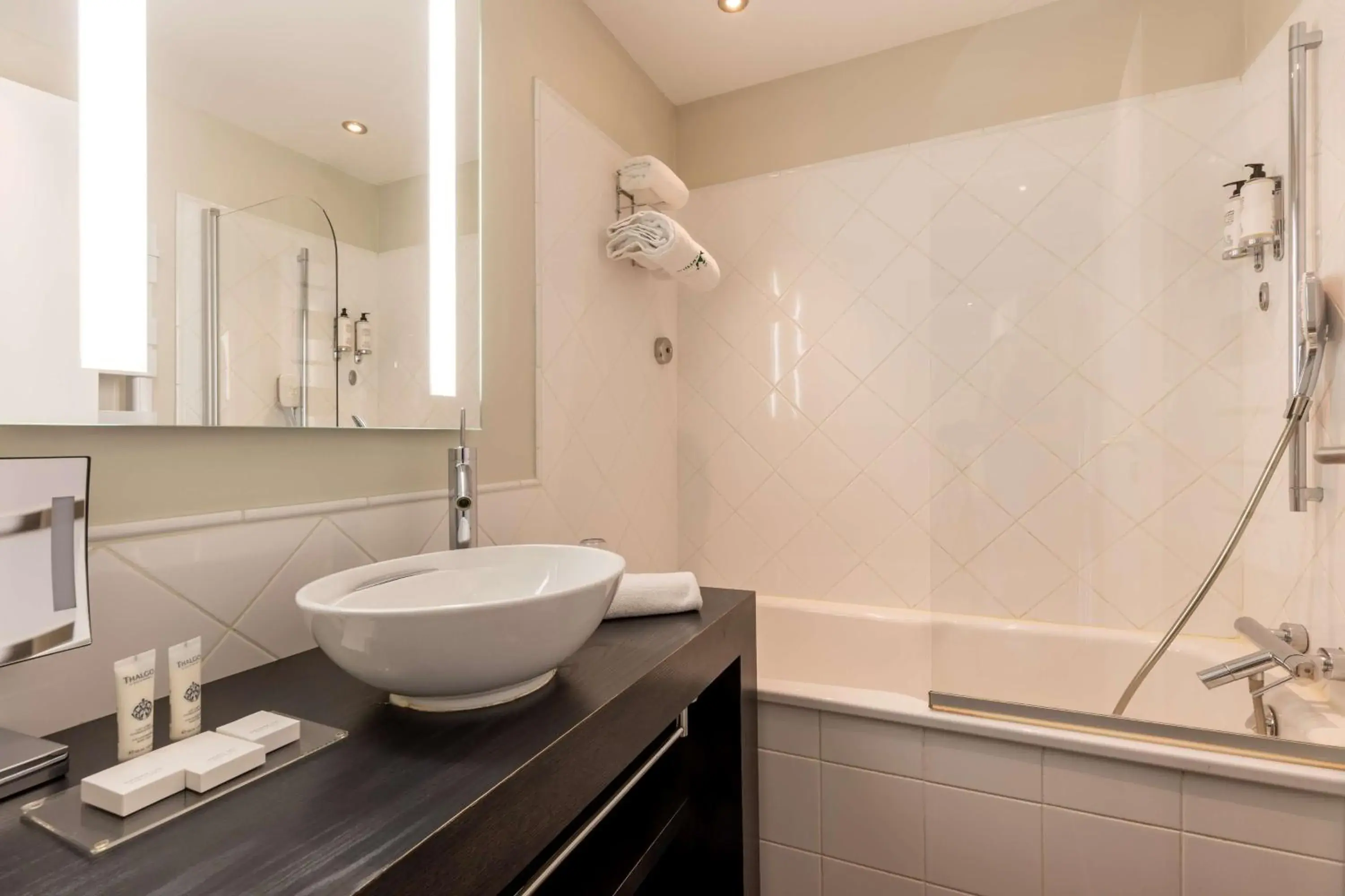 Classic Queen Room in Best Western Plus Le Roi Arthur Hôtel & Spa Classic Queen Room in Best Western Plus Le Roi Arthur Hôtel & Spa