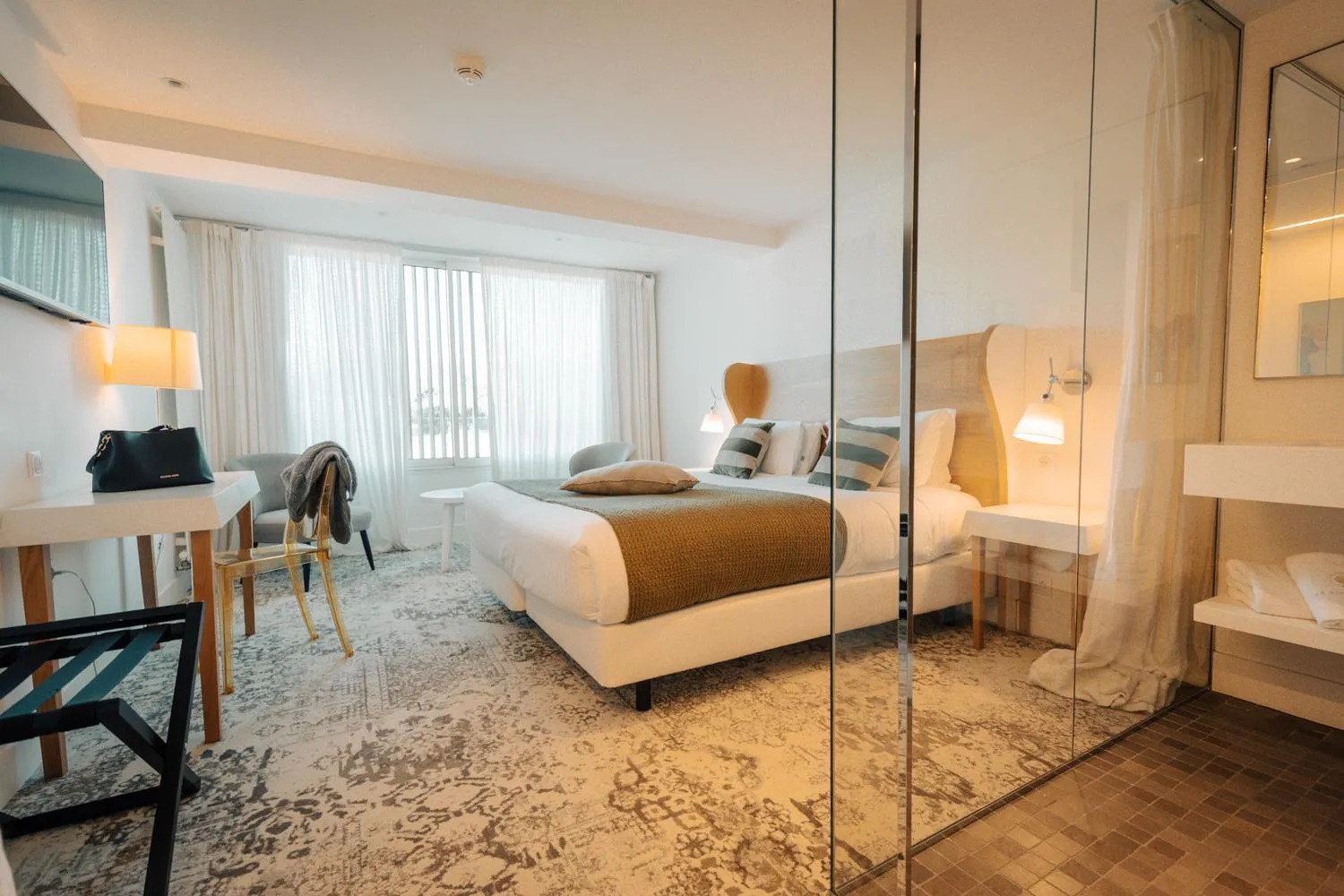 Property building, Bed in Best Western Plus Le Roi Arthur Hôtel & Spa