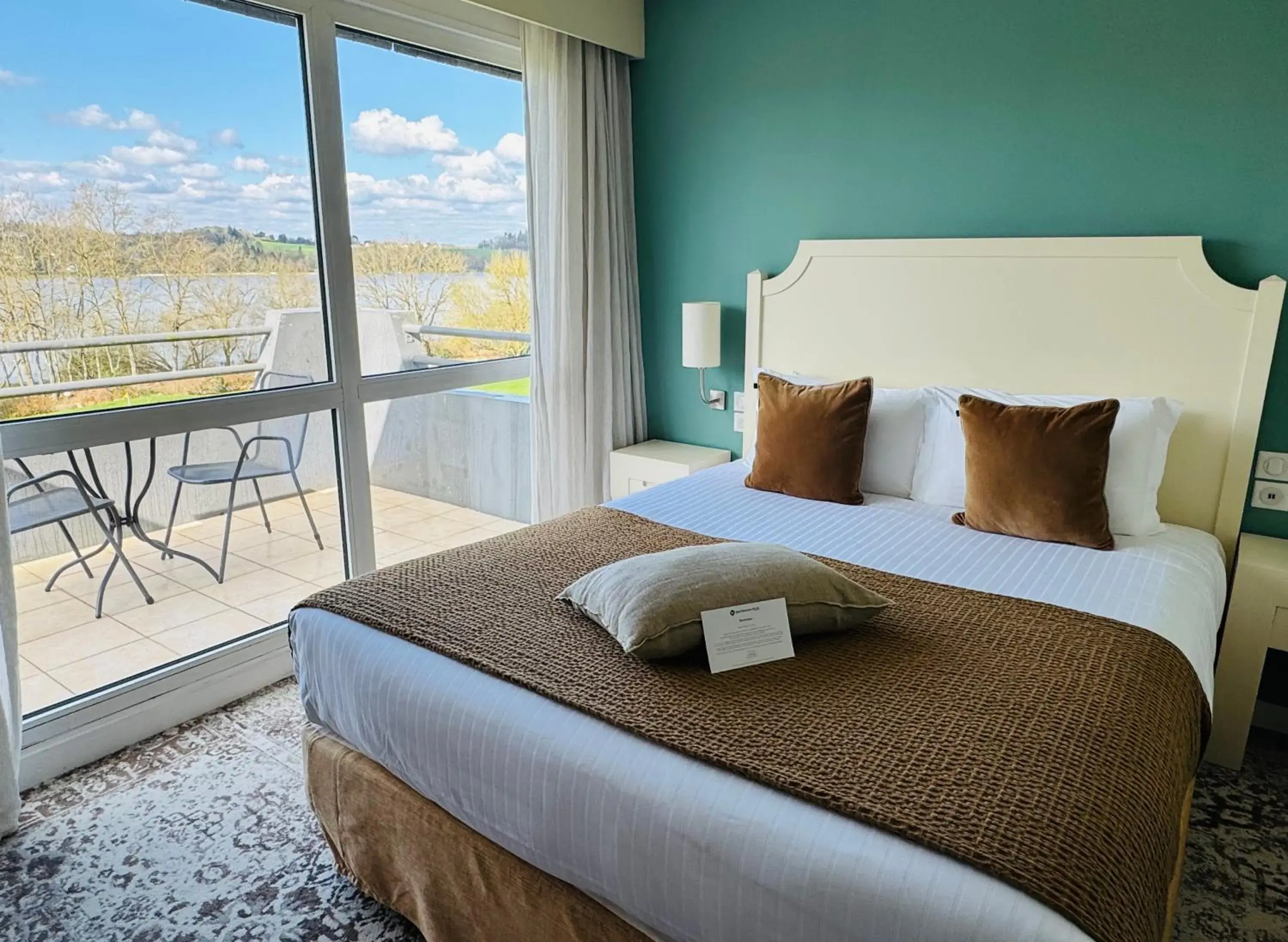 Deluxe Queen Room in Best Western Plus Le Roi Arthur Hôtel & Spa Deluxe Queen Room in Best Western Plus Le Roi Arthur Hôtel & Spa