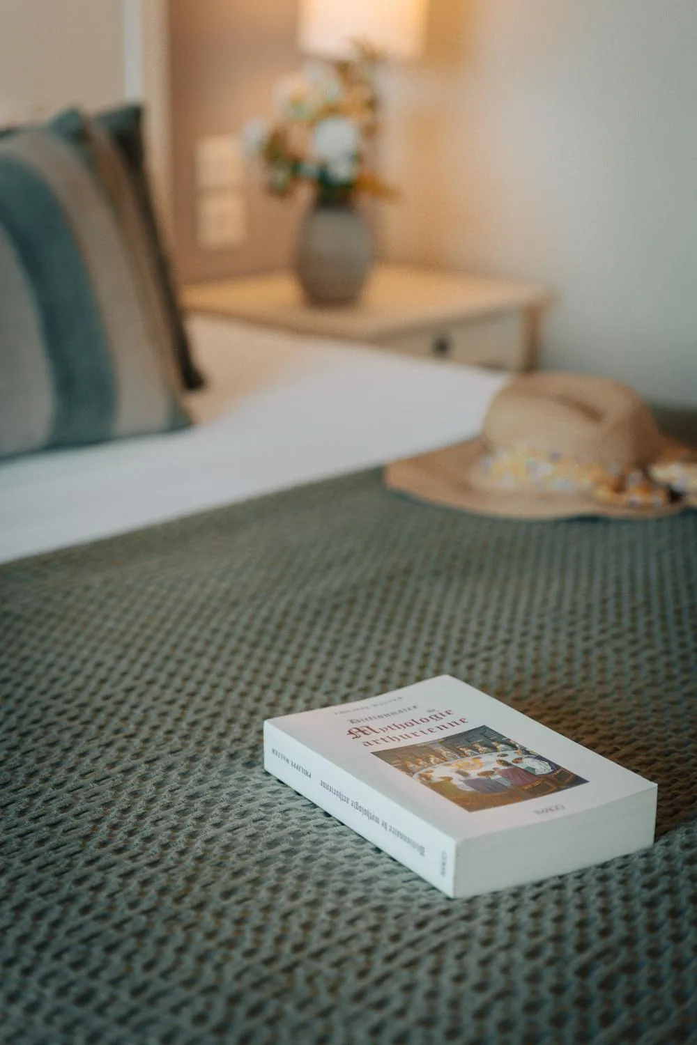 Property building, Bed in Best Western Plus Le Roi Arthur Hôtel & Spa