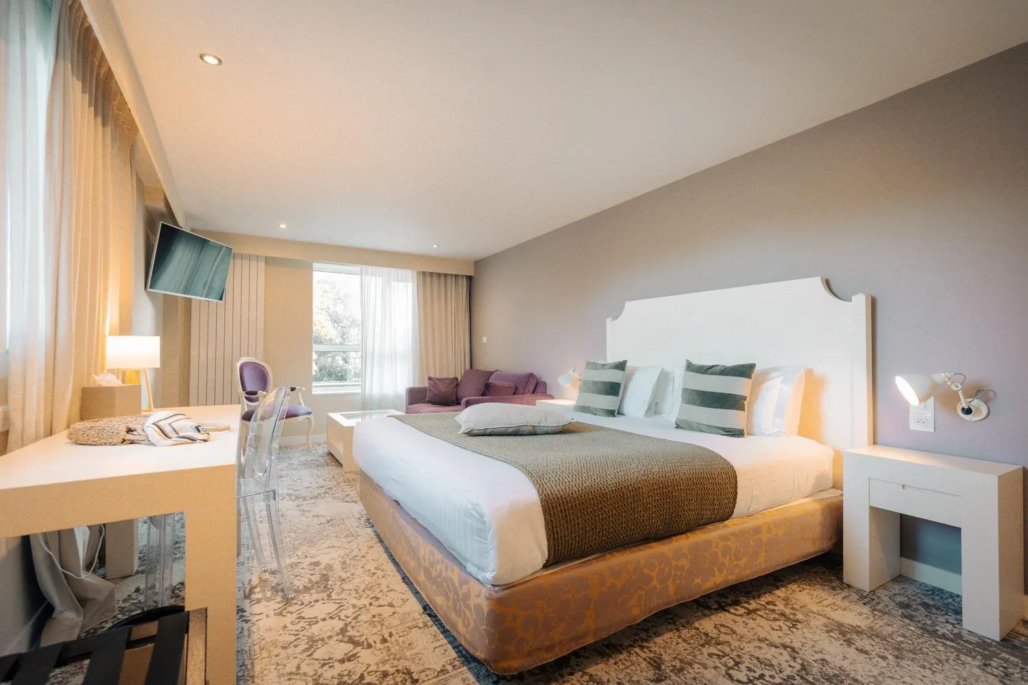 Property building, Bed in Best Western Plus Le Roi Arthur Hôtel & Spa