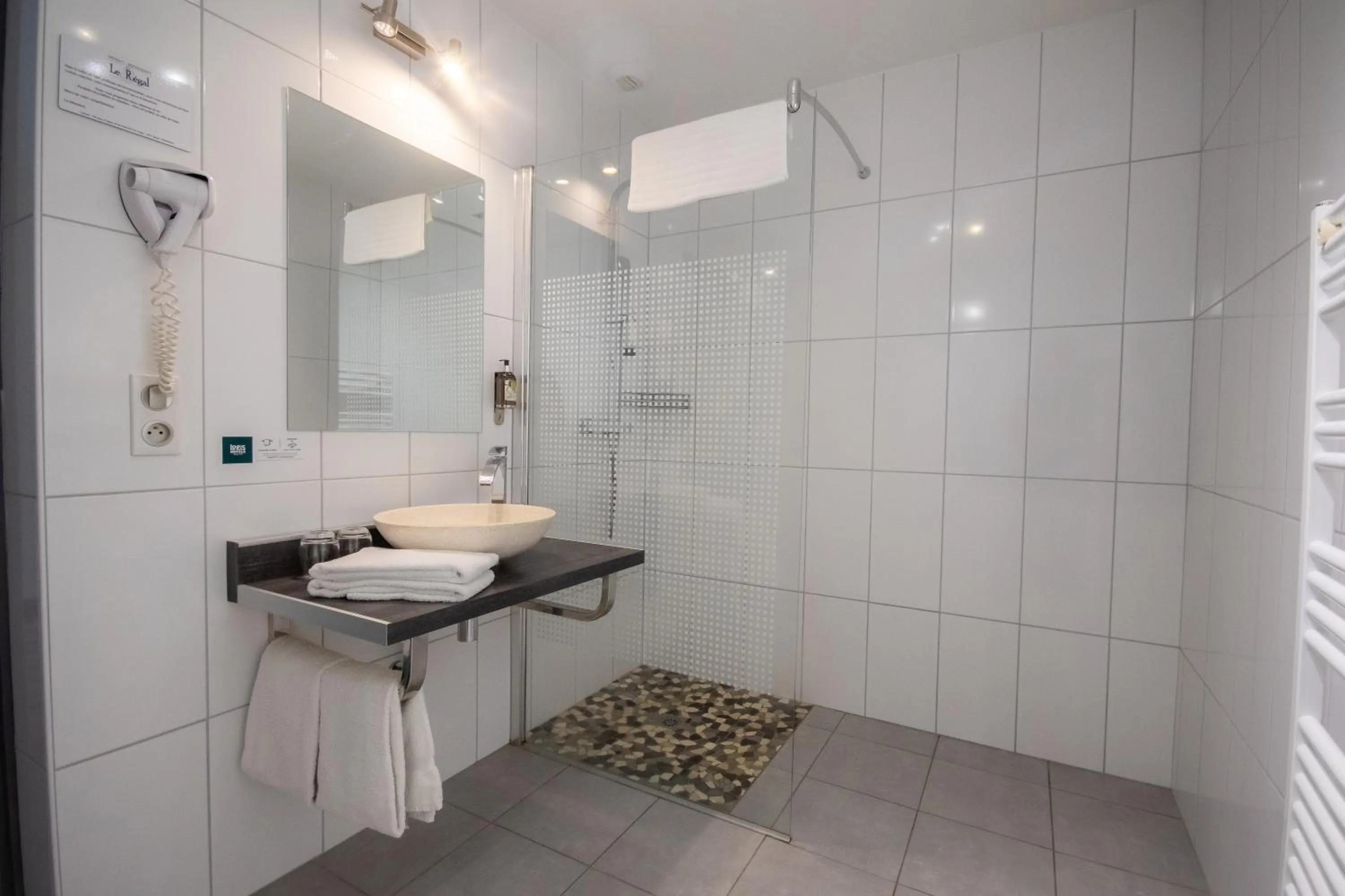 Shower in Hôtel Restaurant Le Régal