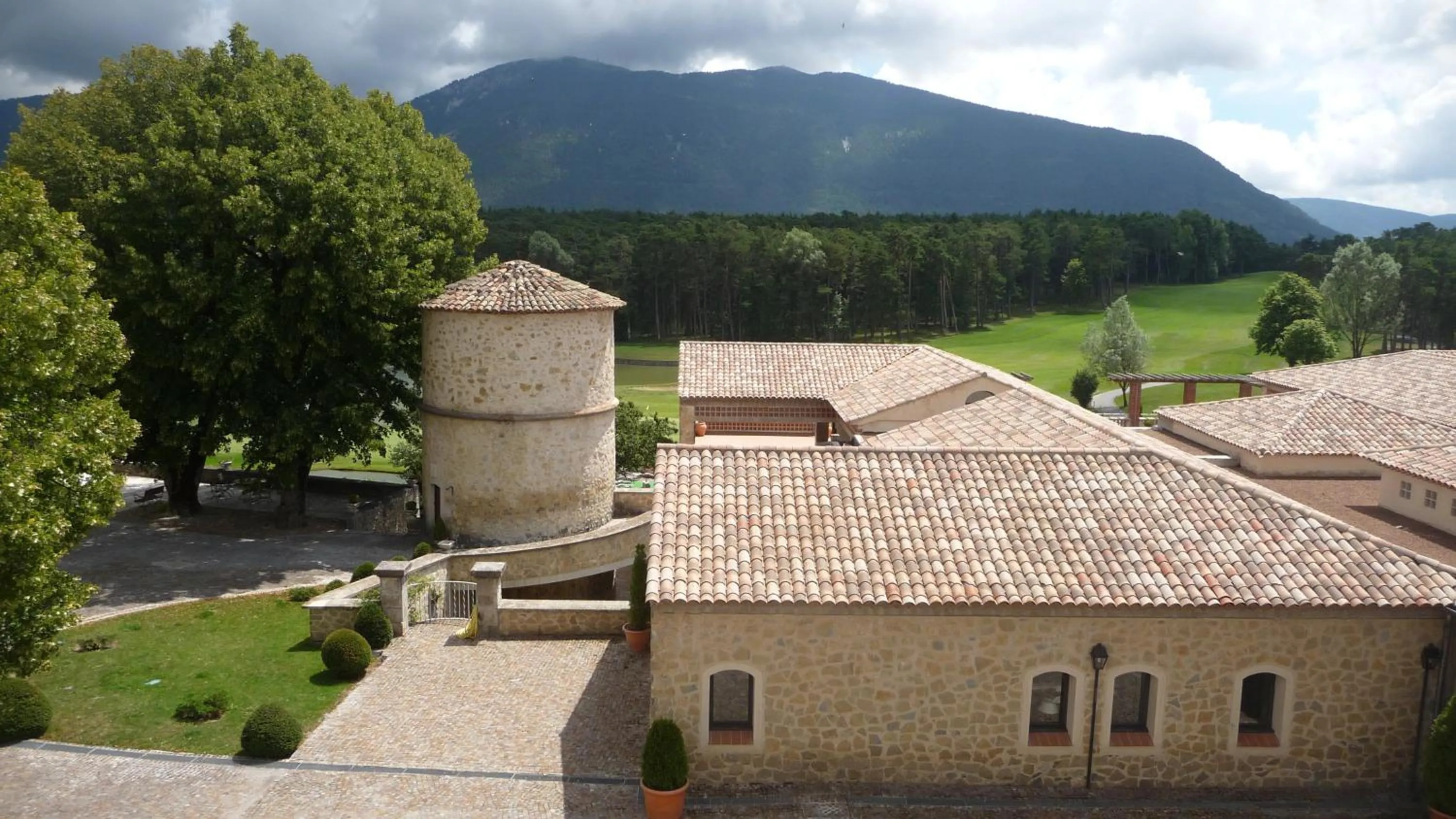 Facade/entrance in Château et Golf De Taulane