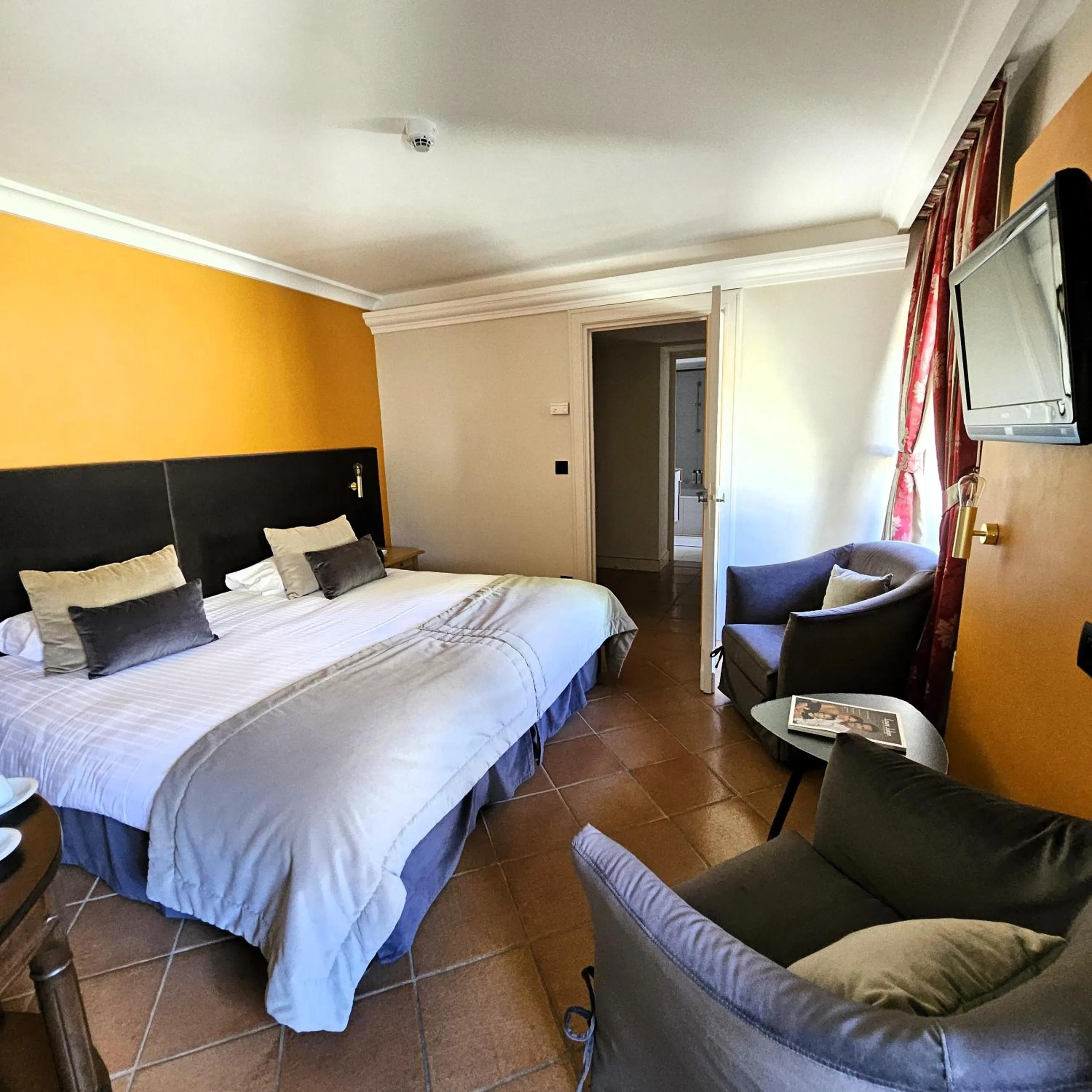 Bed in Château et Golf De Taulane