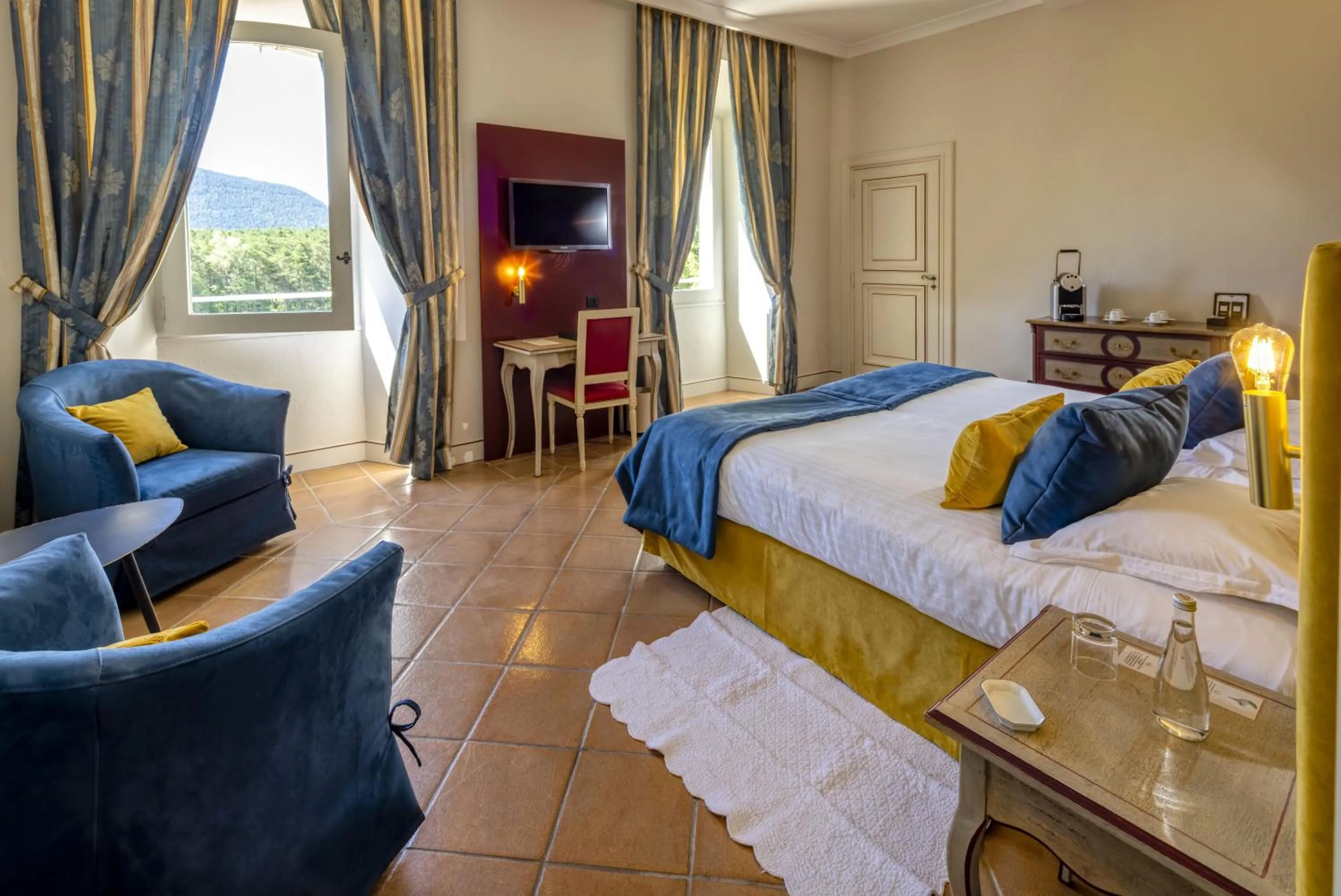 Bed in Château et Golf De Taulane