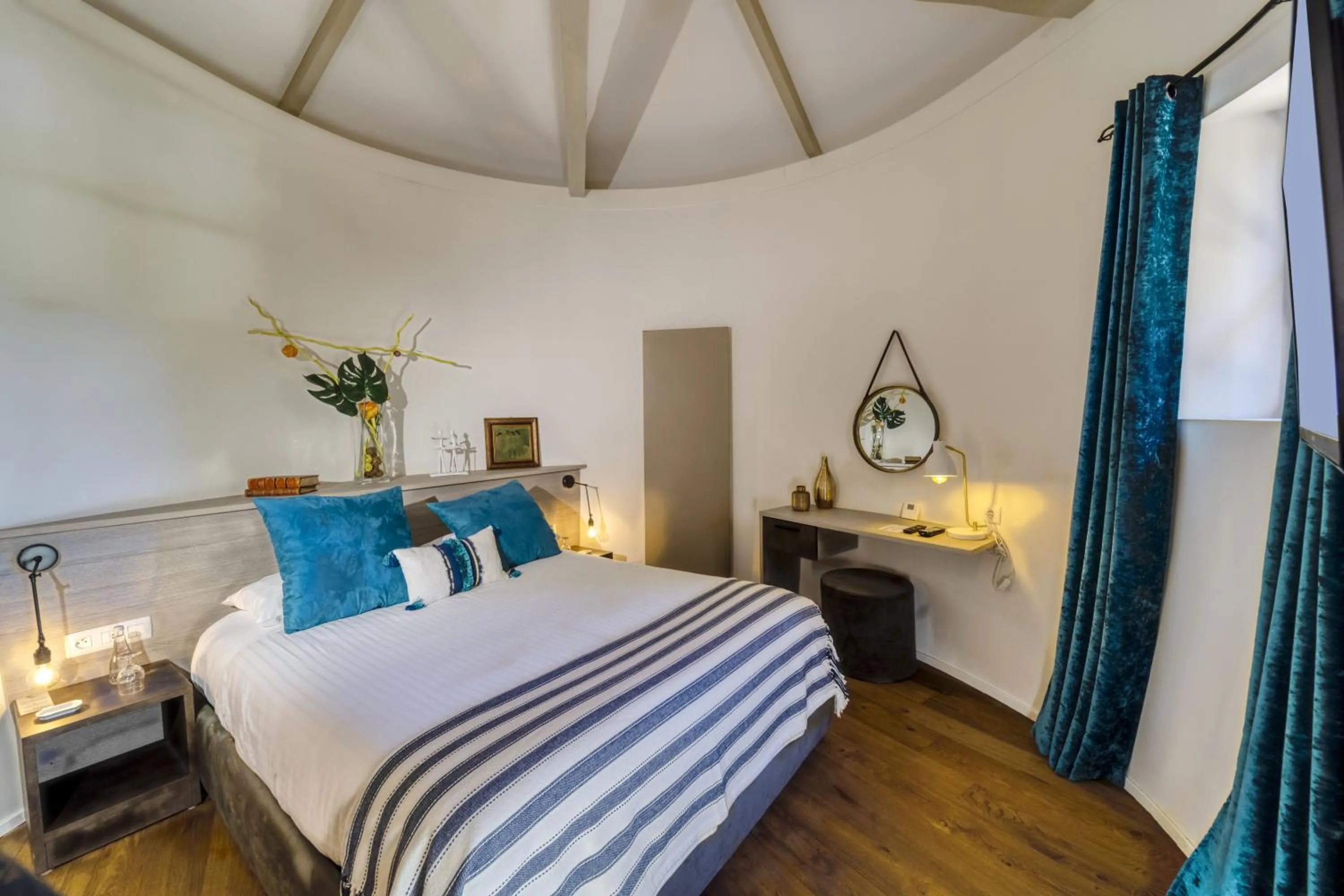 Bed in Château et Golf De Taulane