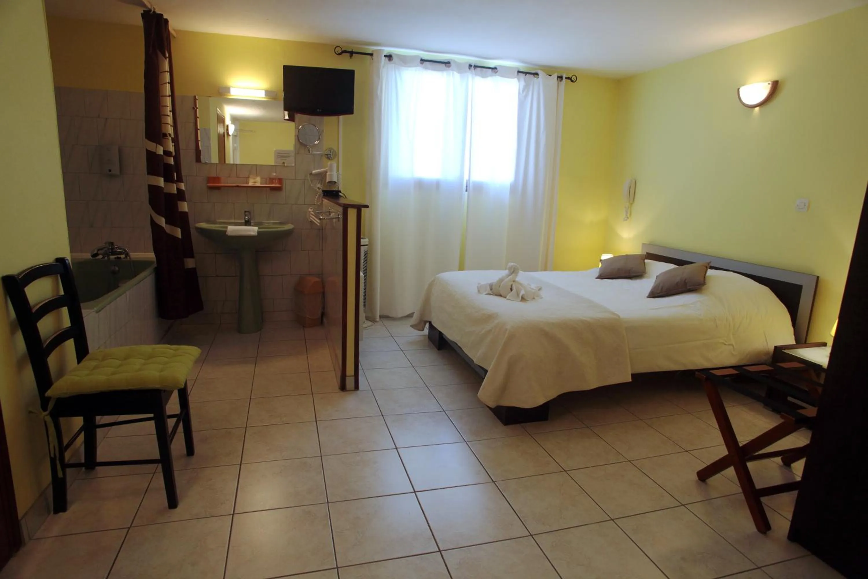 Bed in Logis Hôtel LE PRESSOIR