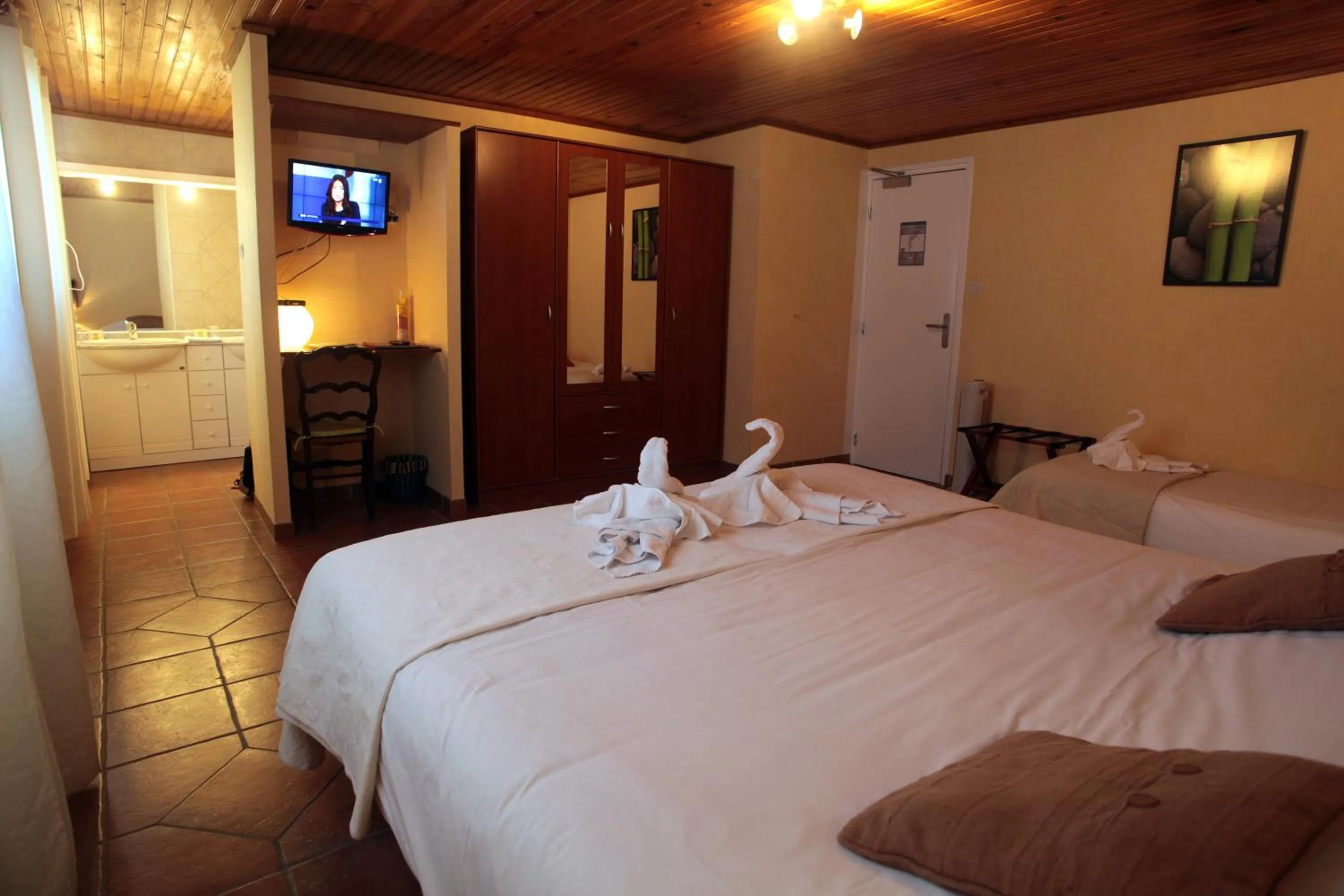 Bed in Logis Hôtel LE PRESSOIR