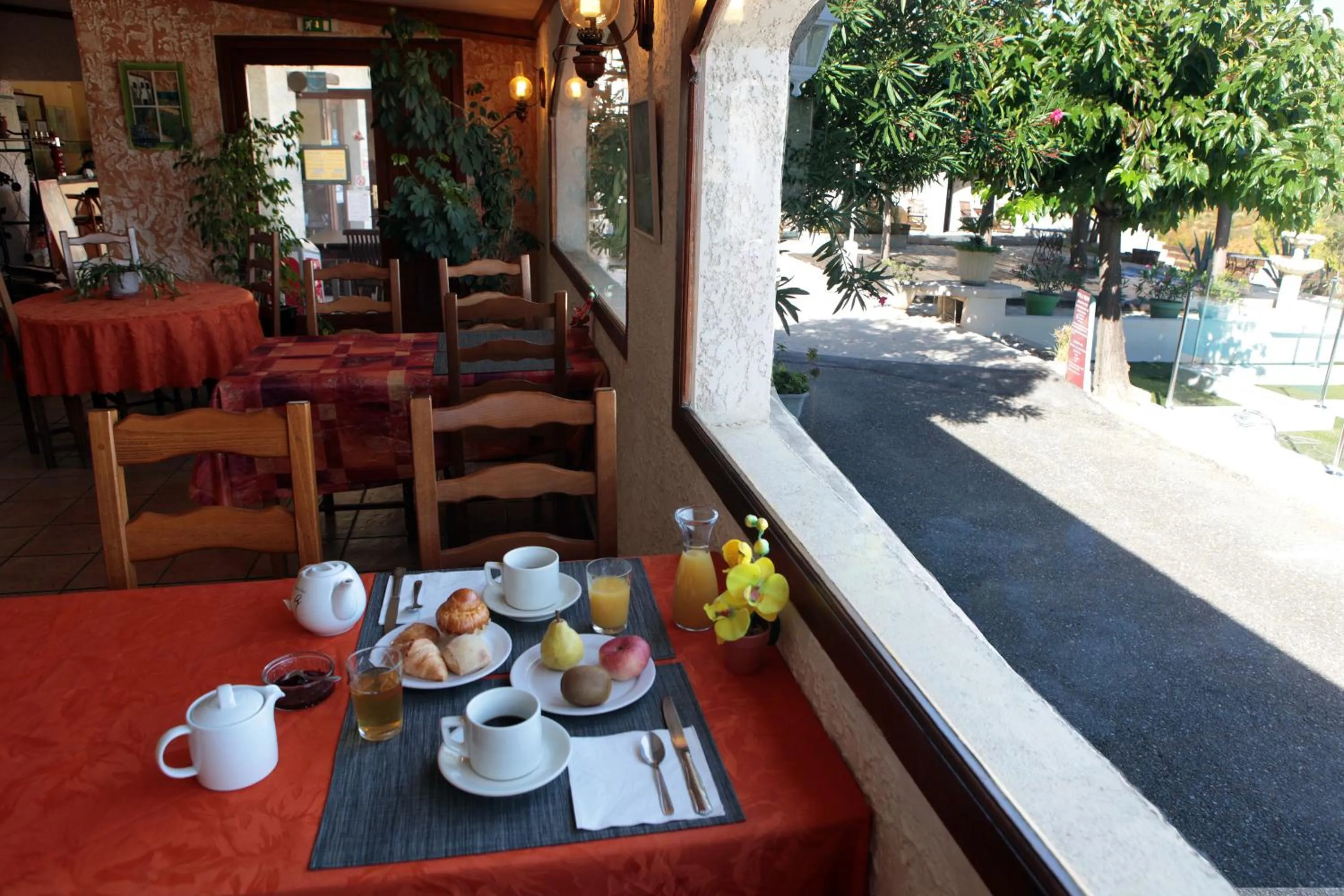 Breakfast in Logis Hôtel LE PRESSOIR