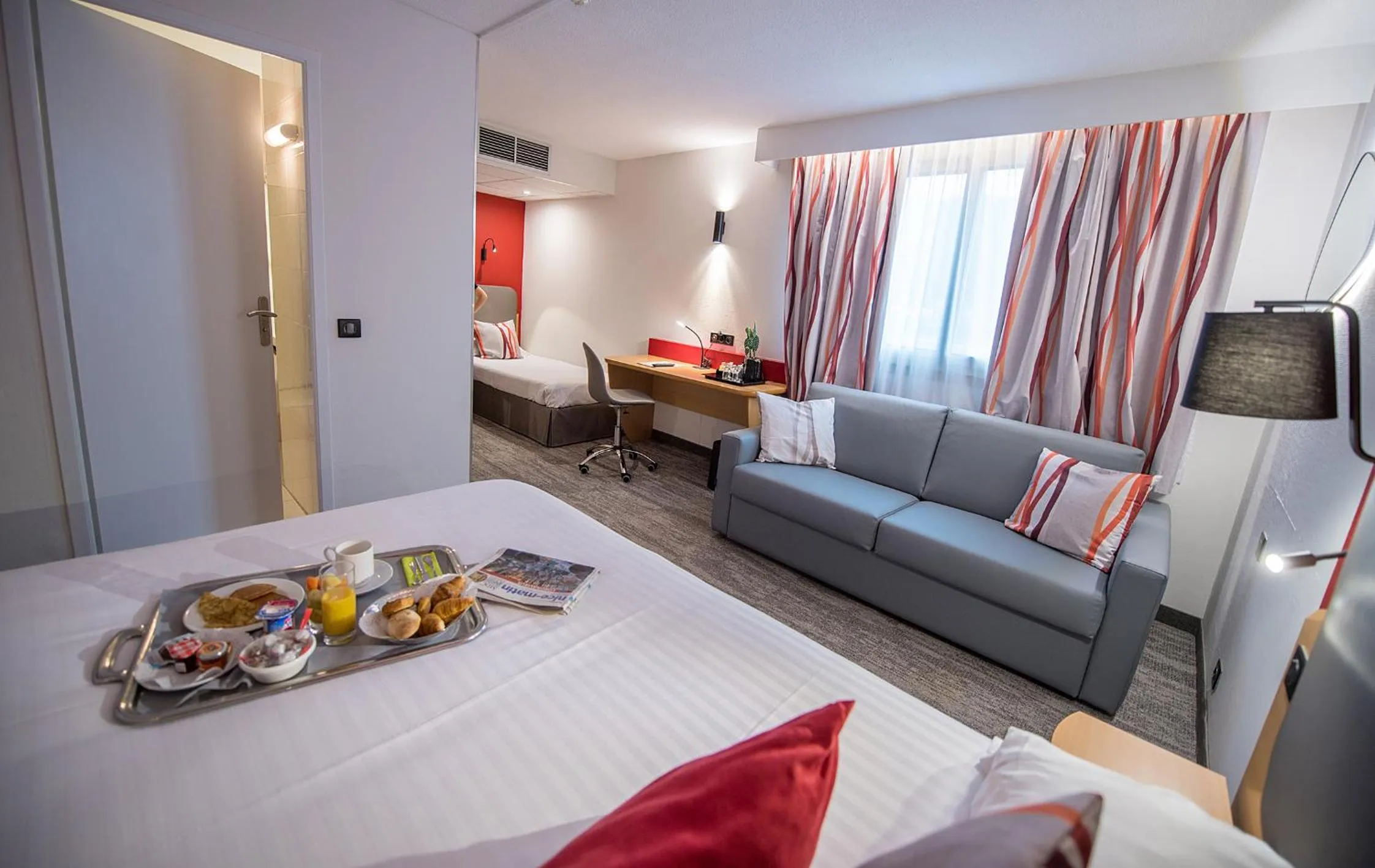 Seating area, Bed in Promotel