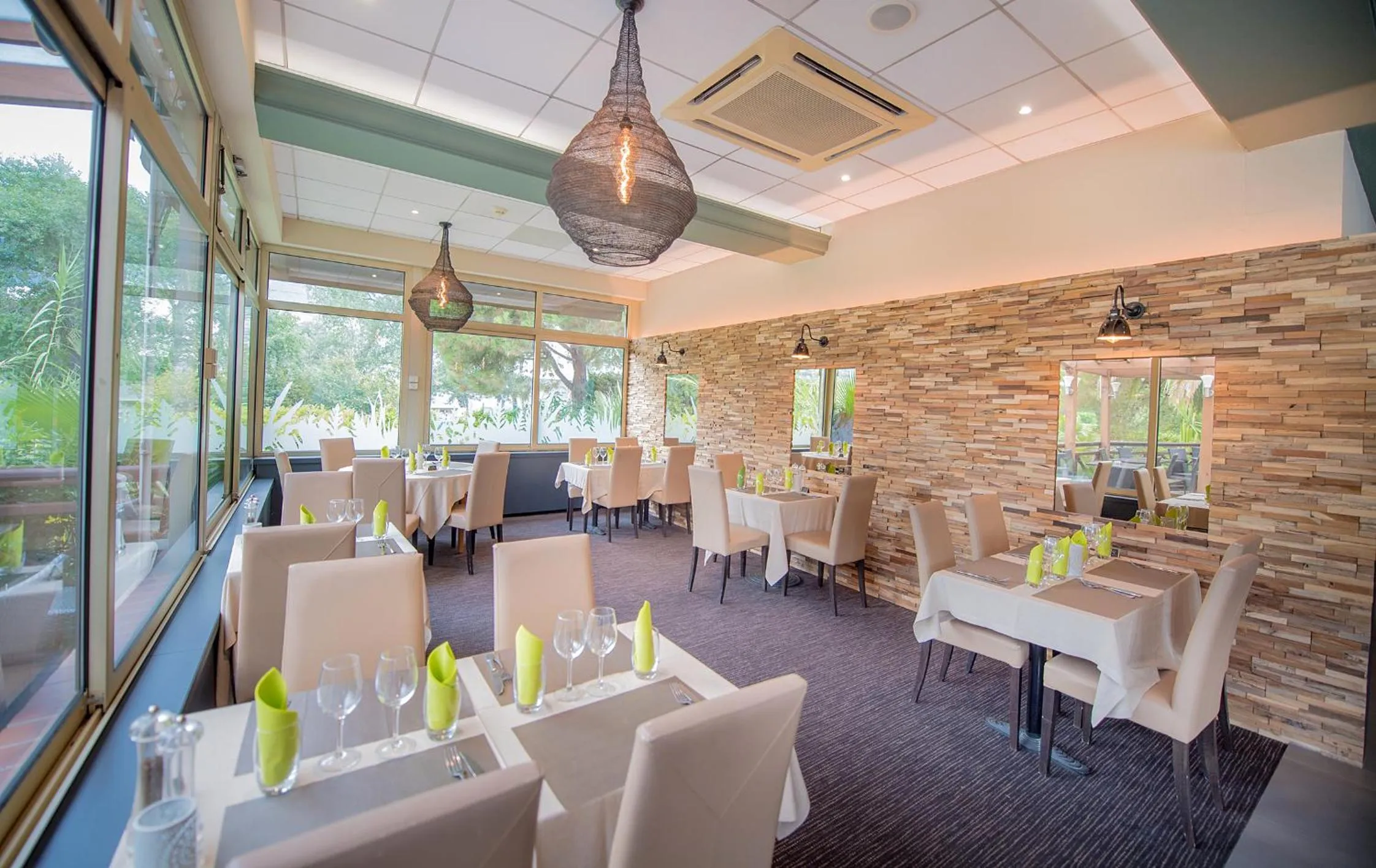 Restaurant/places to eat in Promotel