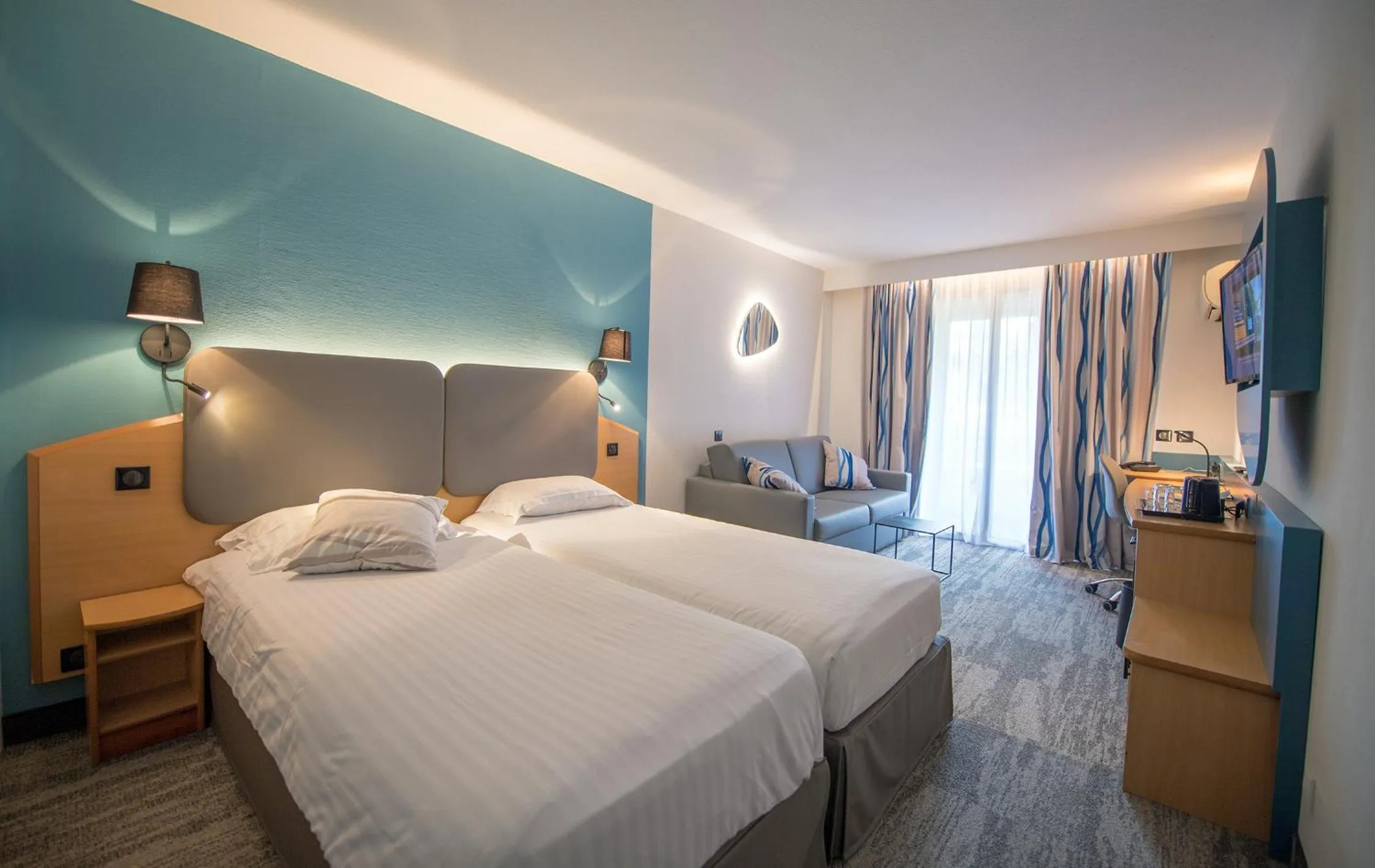 Photo of the whole room, Bed in Promotel