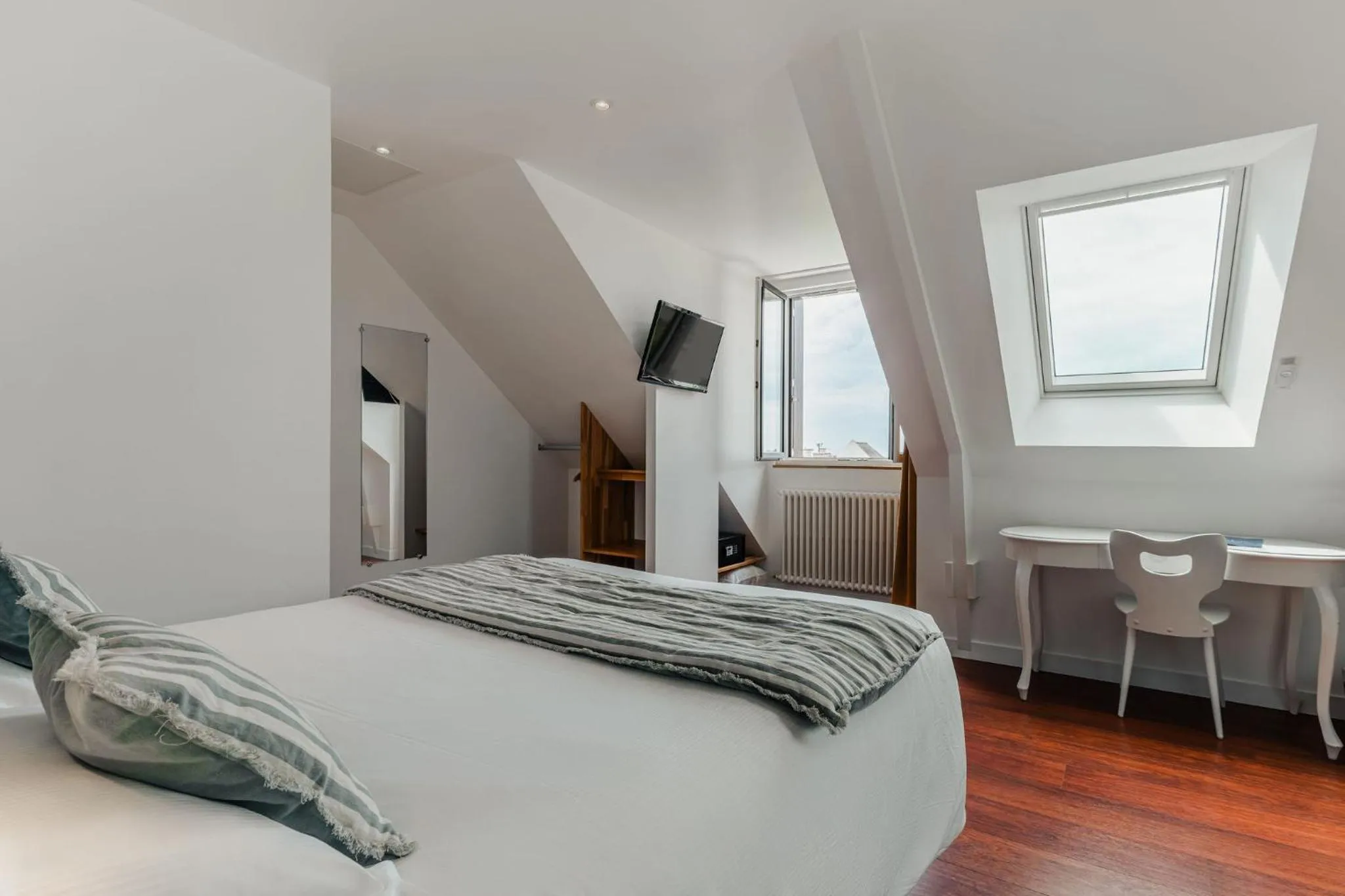 Photo of the whole room, Bed in Hôtel Spa De La Citadelle Lorient