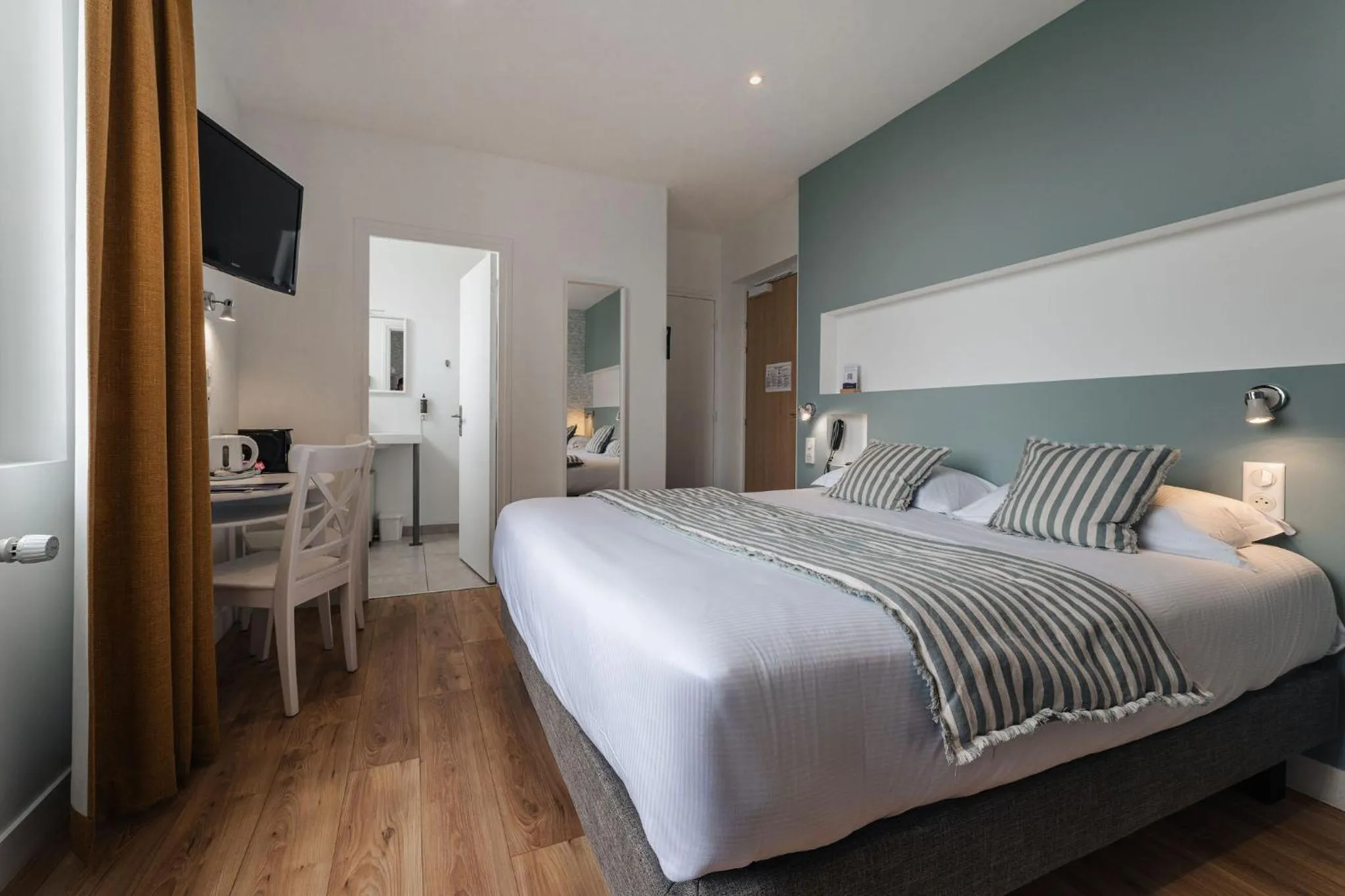 Bed in Hôtel Spa De La Citadelle Lorient