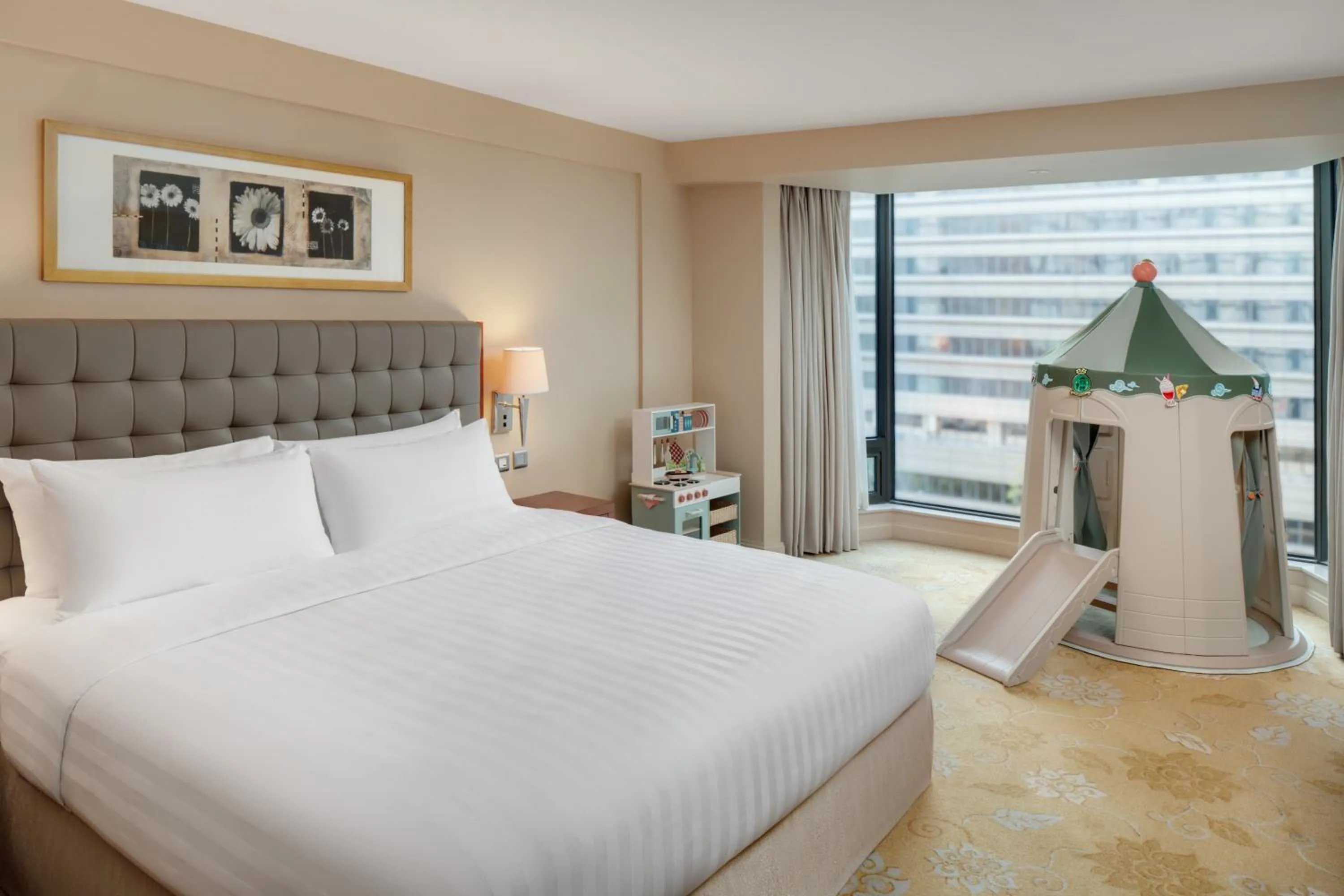 Bed in Kowloon Shangri-La, Hong Kong