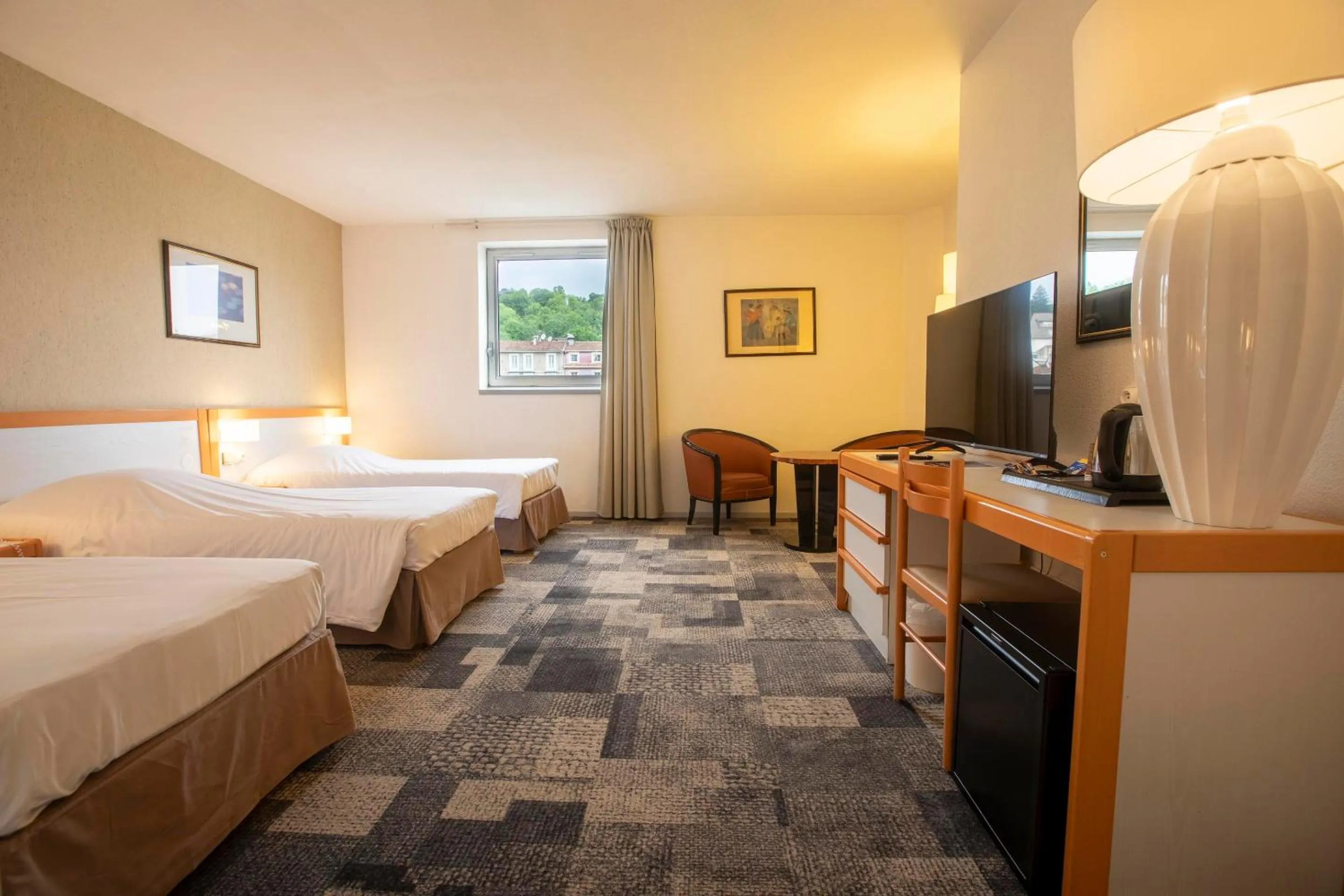 Property building, Bed in Hôtel Paradis