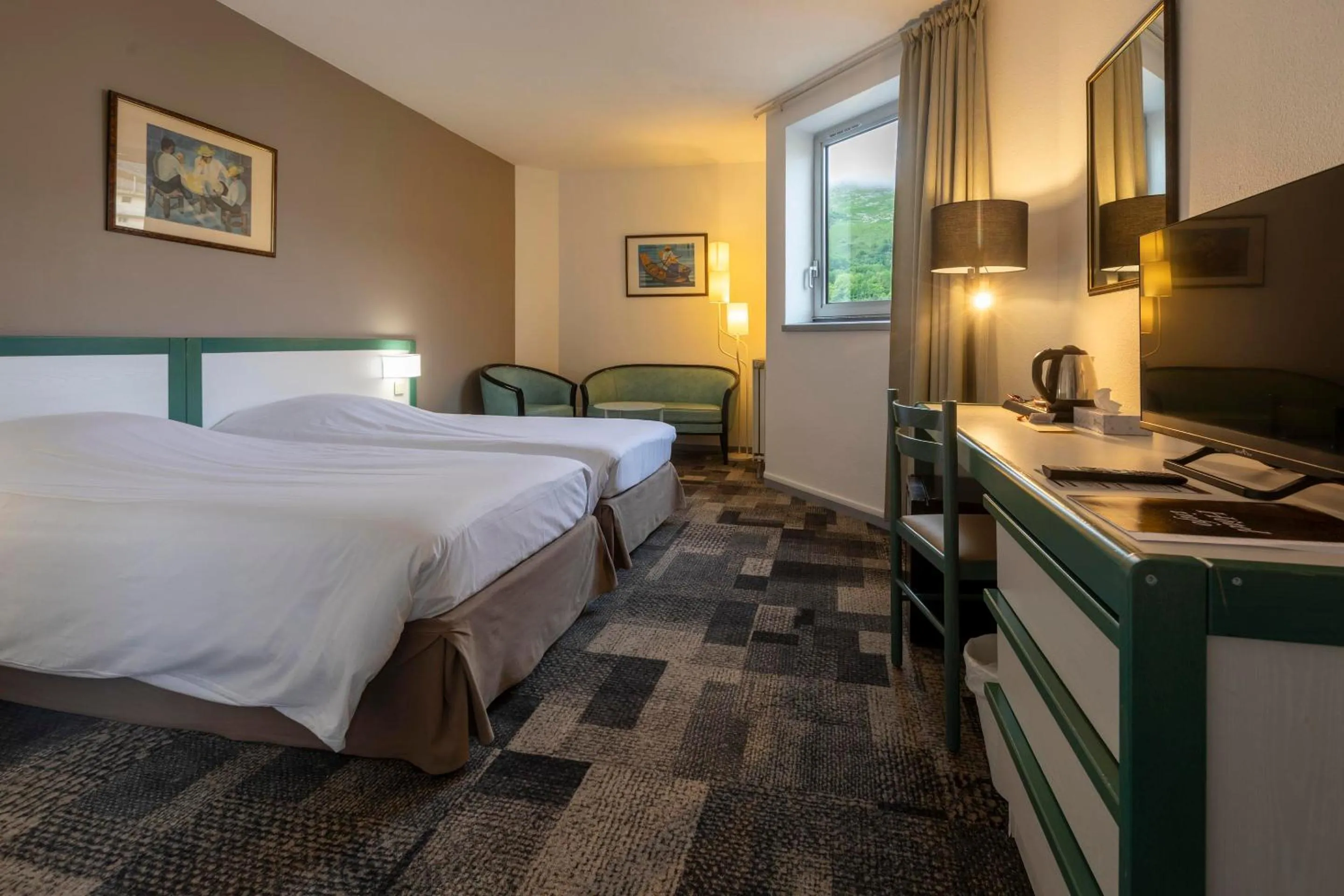 Property building, Bed in Hôtel Paradis