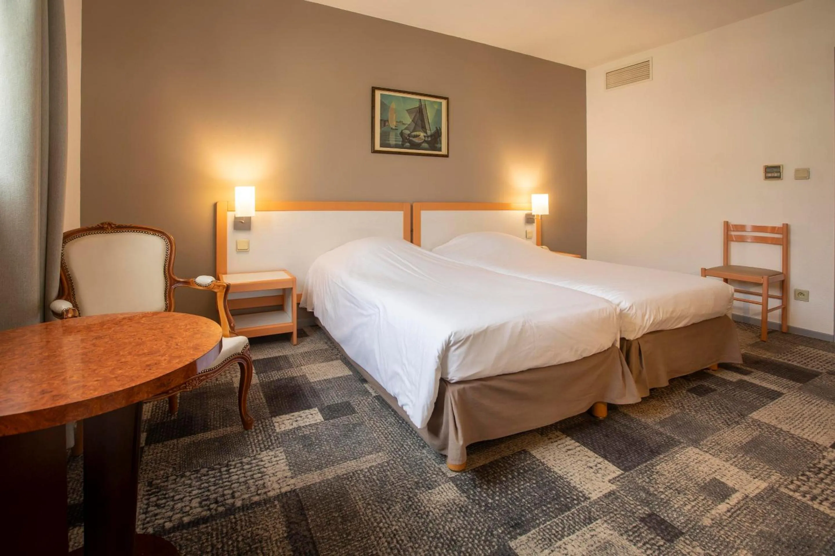 Property building, Bed in Hôtel Paradis