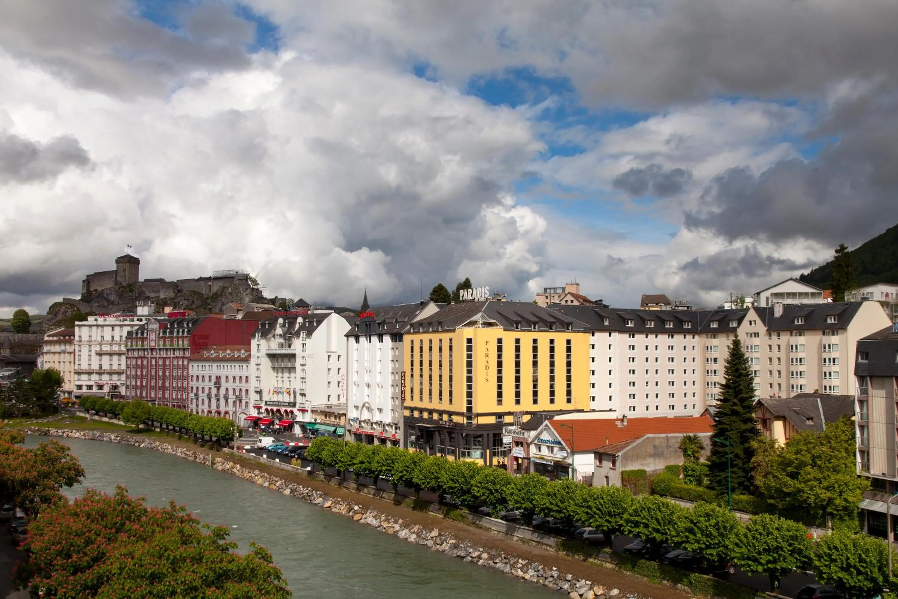 Property building in Hôtel Paradis