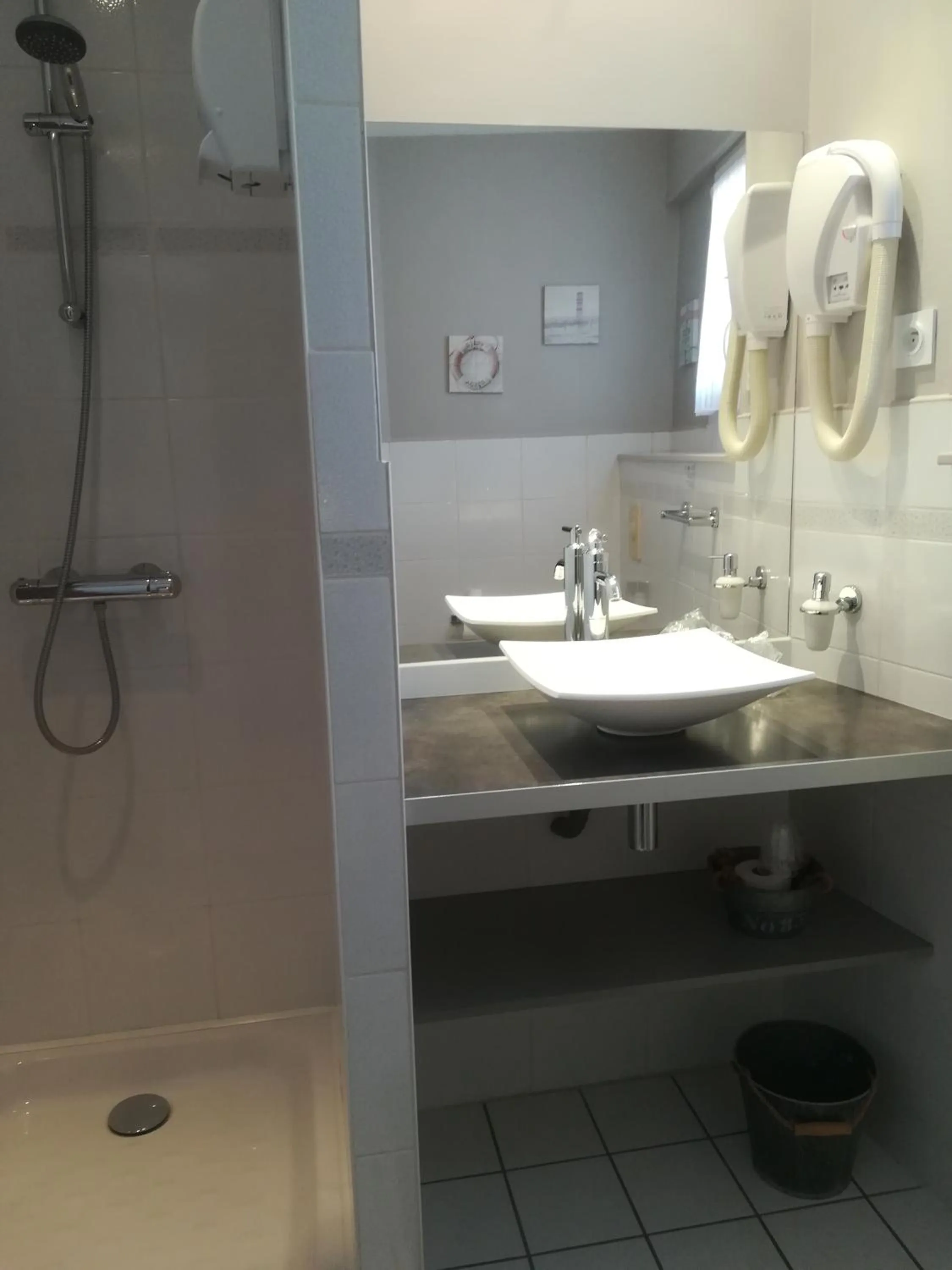 Bathroom in France Hôtel