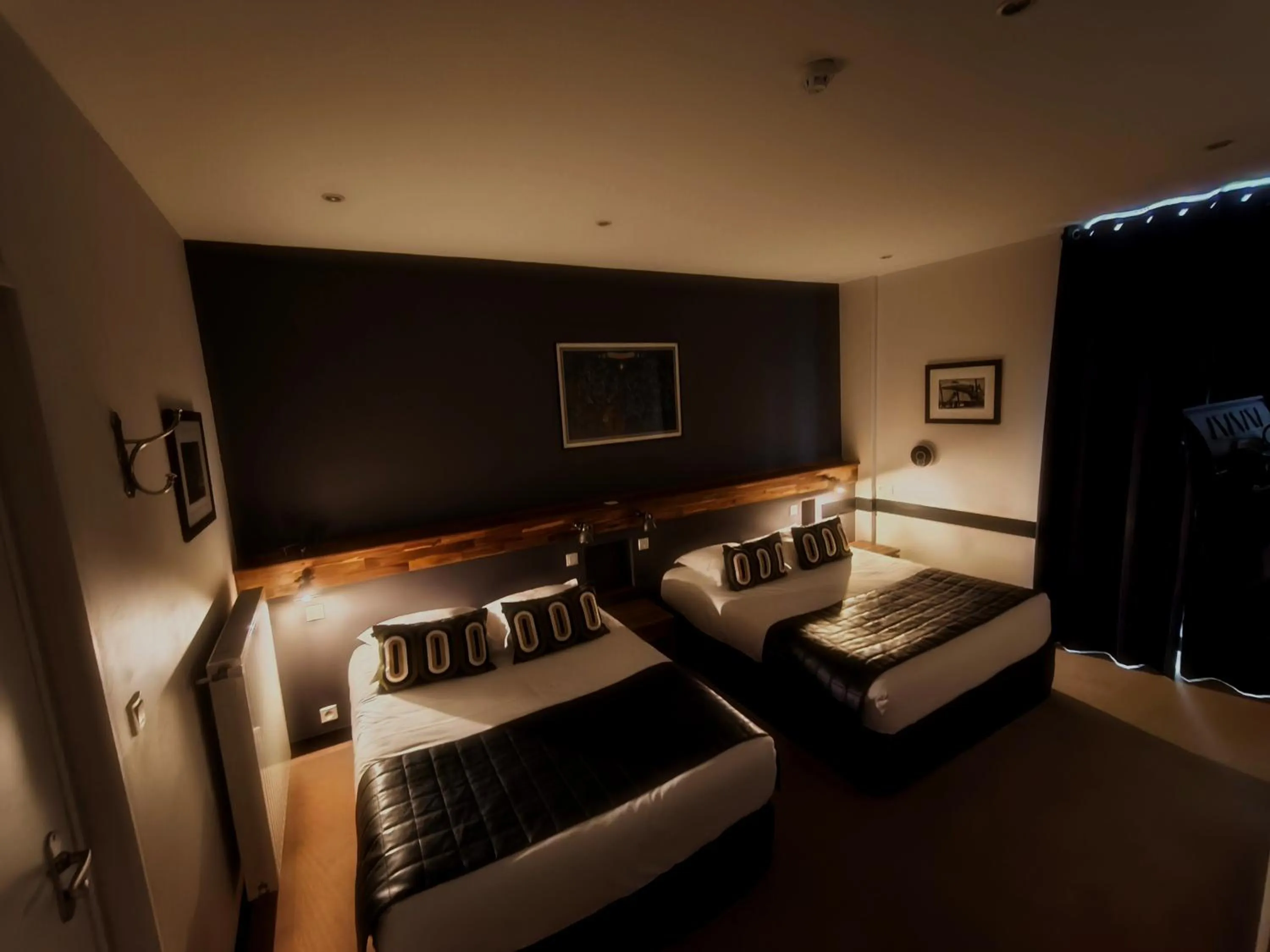 Photo of the whole room, Bed in France Hôtel