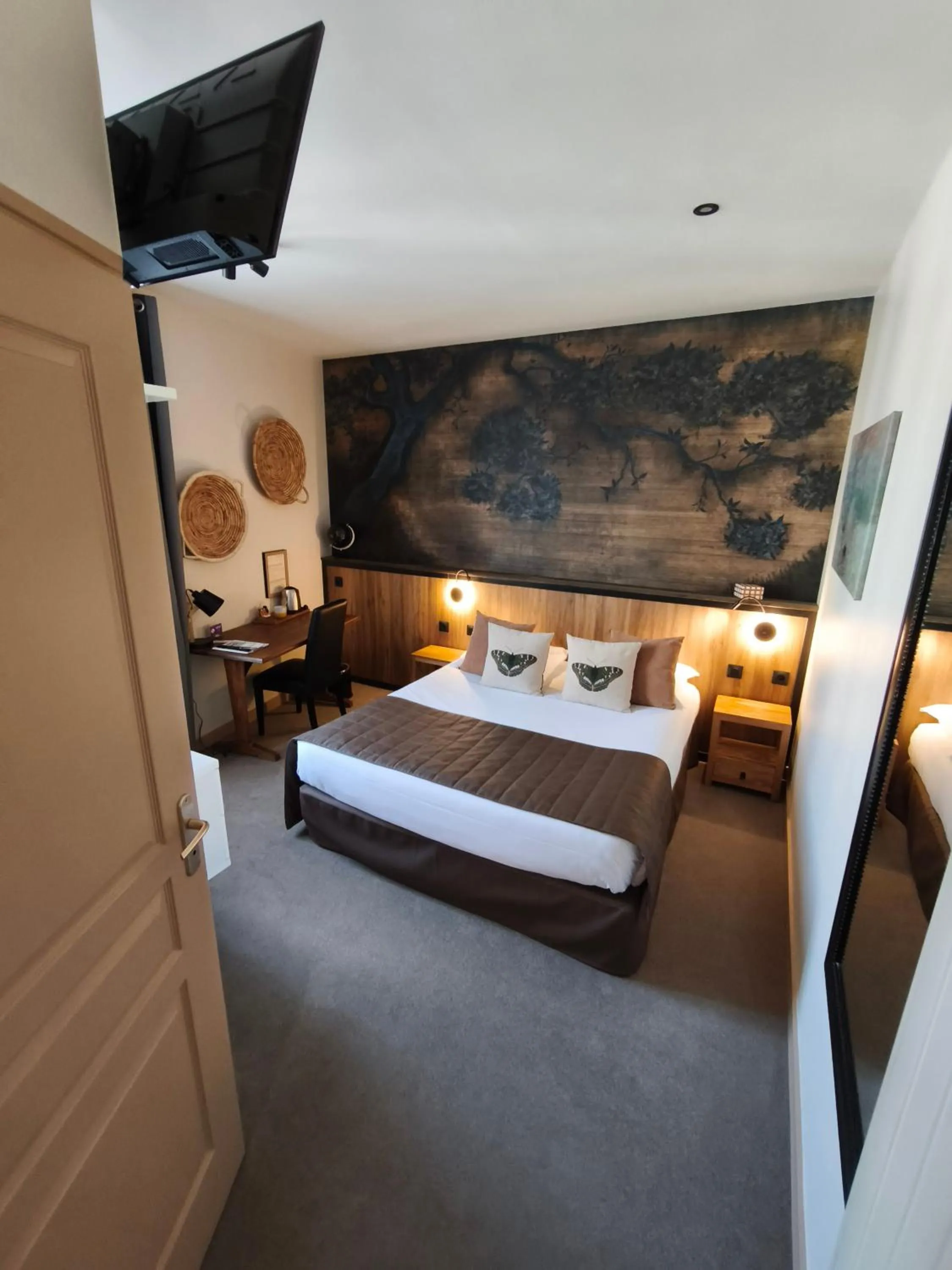 Photo of the whole room, Bed in France Hôtel