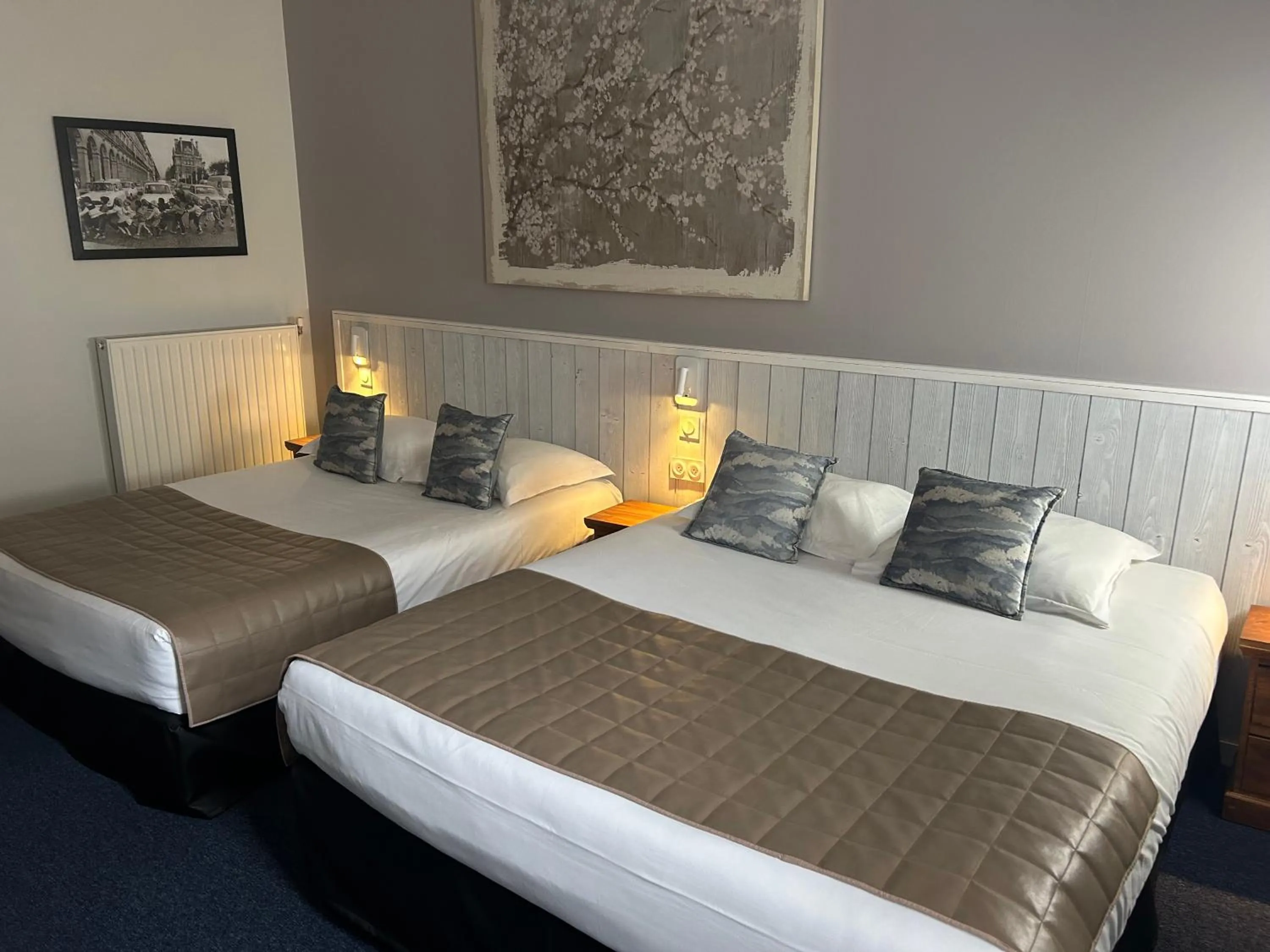 Photo of the whole room, Bed in France Hôtel