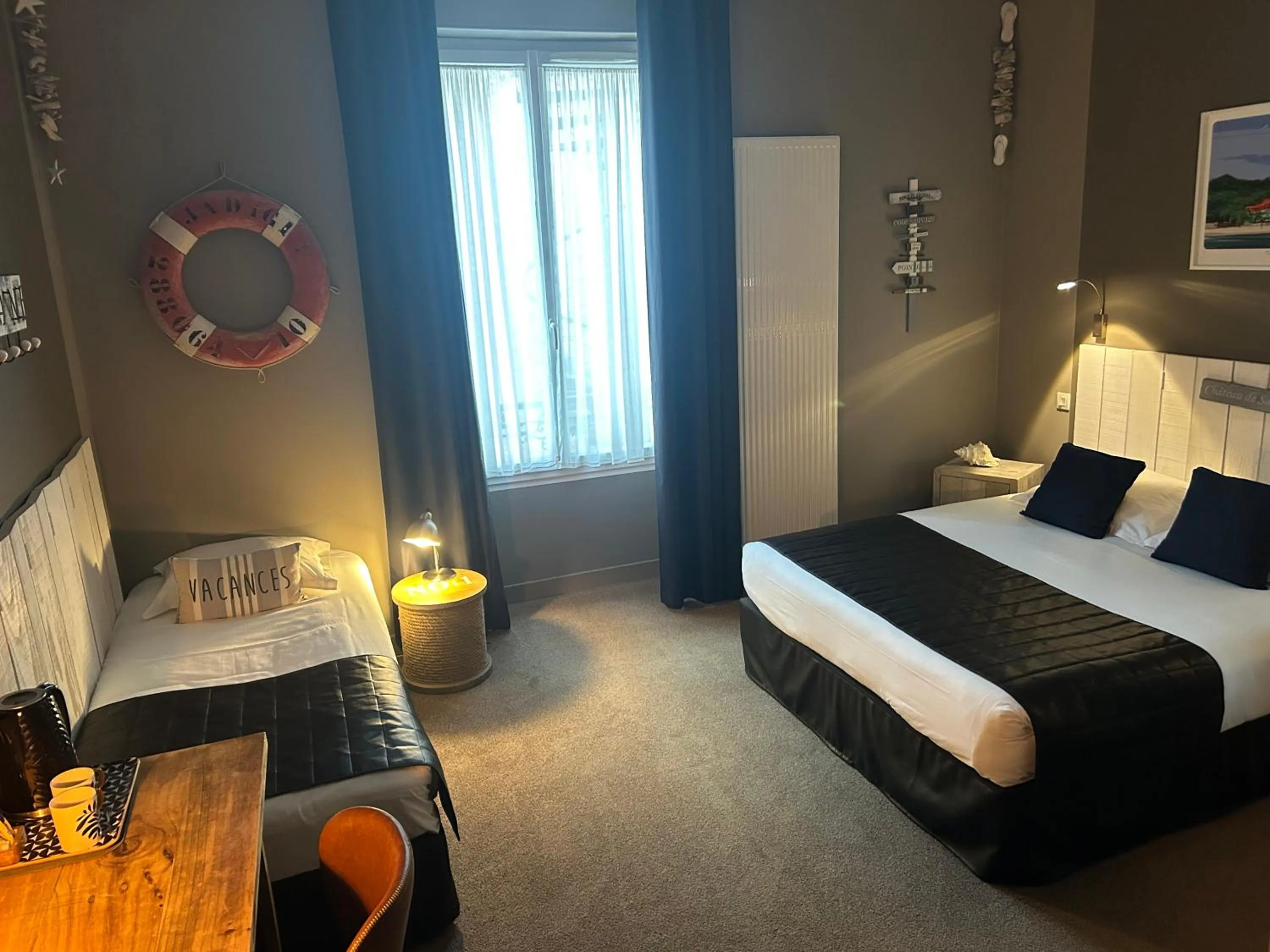 Photo of the whole room, Bed in France Hôtel