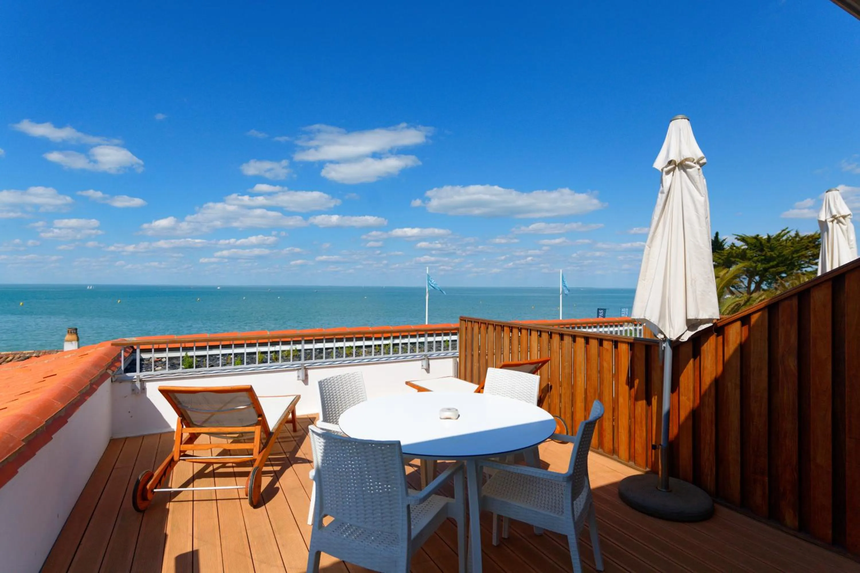 Patio in HR Hôtel-Restaurant & Spa Marin