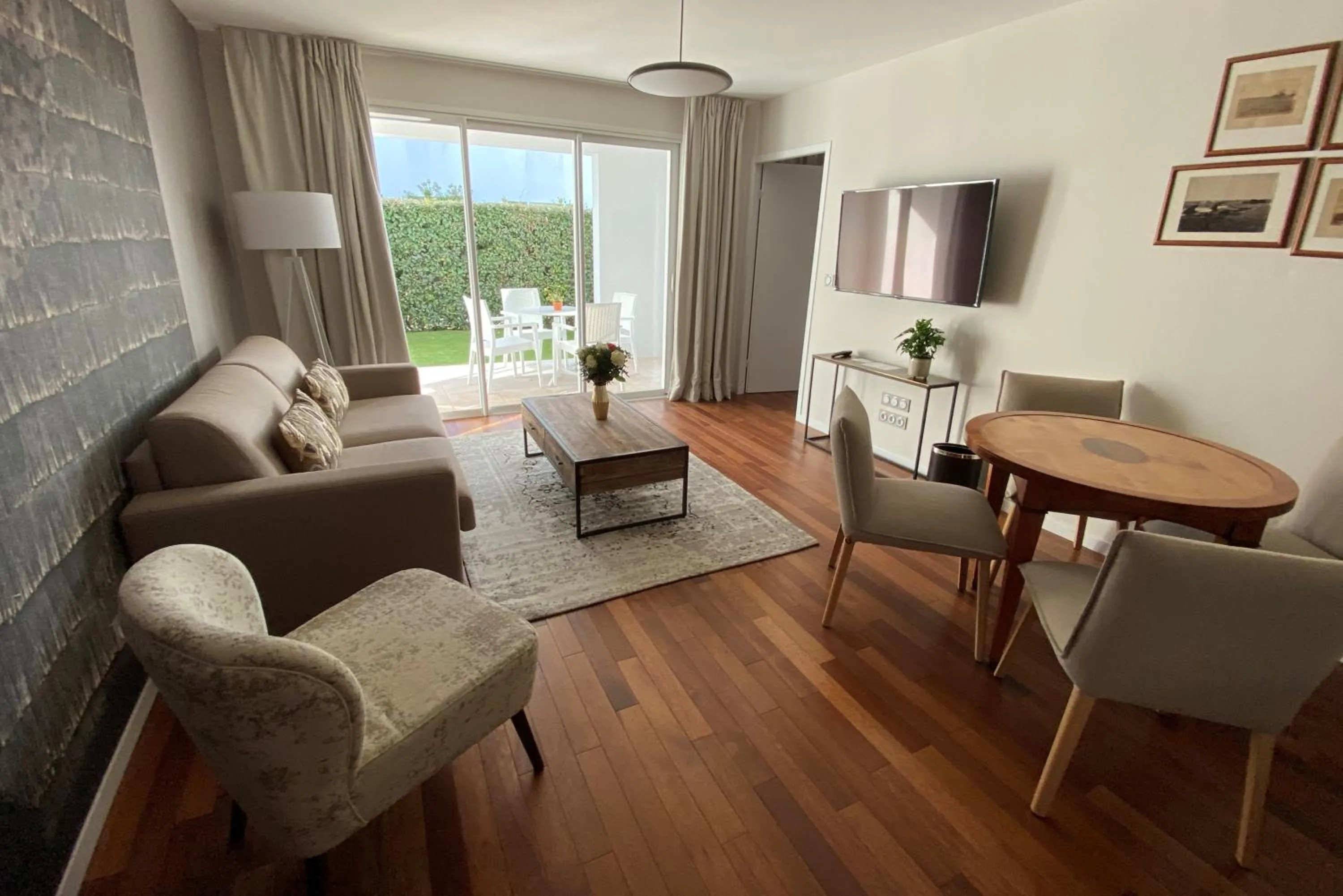 Patio in HR Hôtel-Restaurant & Spa Marin