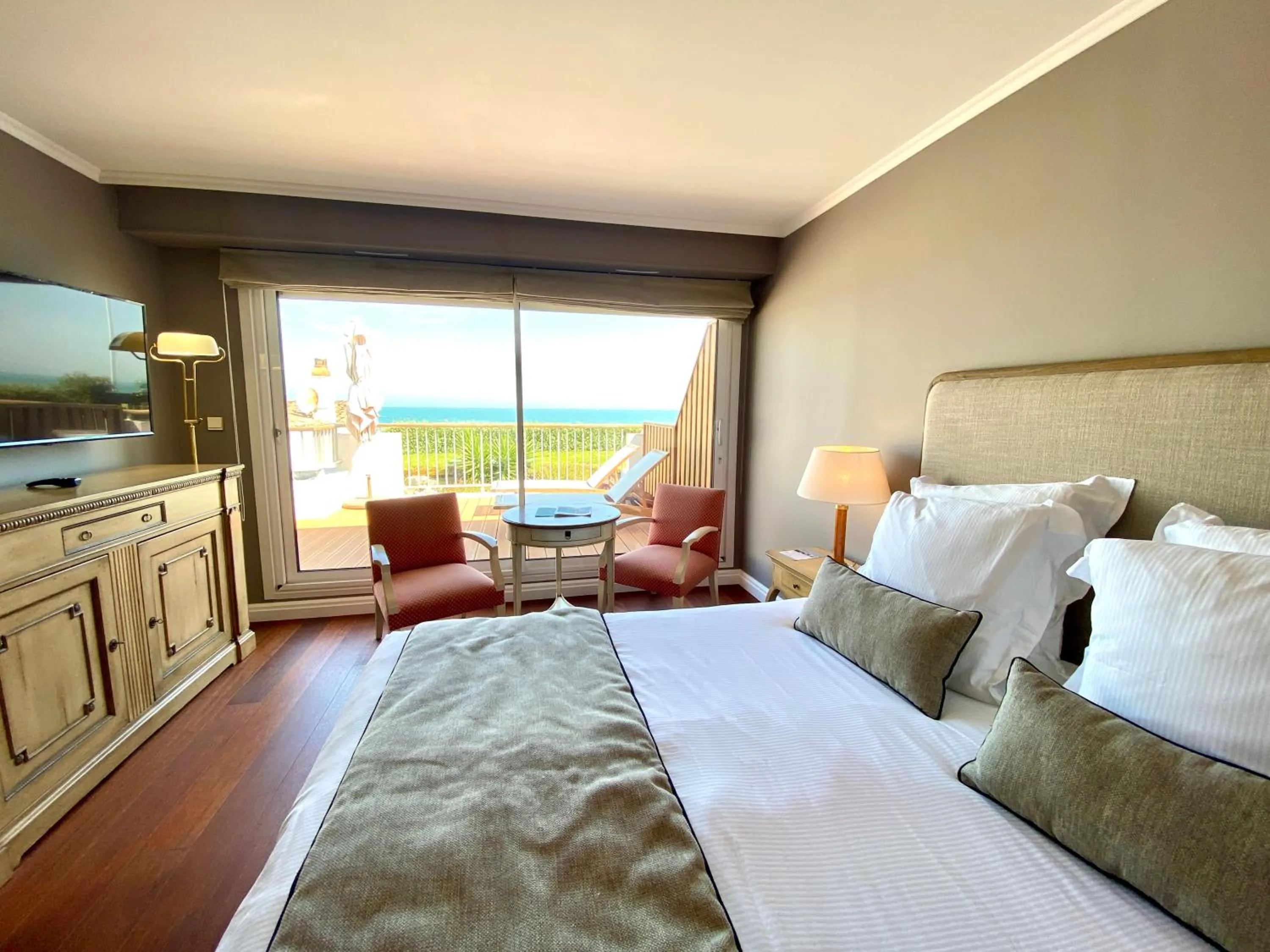 Photo of the whole room, Bed in HR Hôtel-Restaurant & Spa Marin